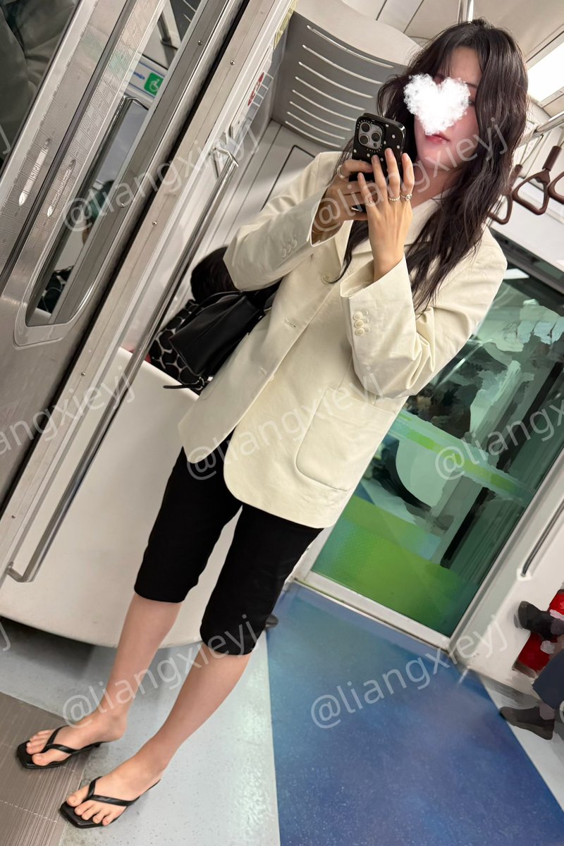 liangxieyj's tweet photo. 人字拖小高跟百看不厌，美女的顶级美脚轻松驾驭，性感洒脱，而且穿搭营造出的氛围感让脚丫子很吸睛 https://t.co/F5xK6WjdLV