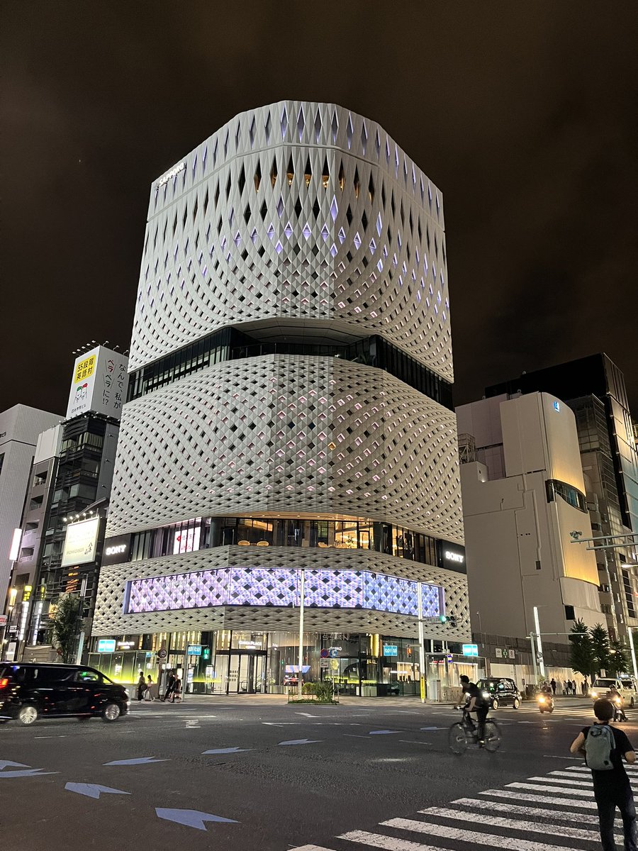 zusron's tweet photo. Capturing Ginza in the night https://t.co/WVio14aeLN