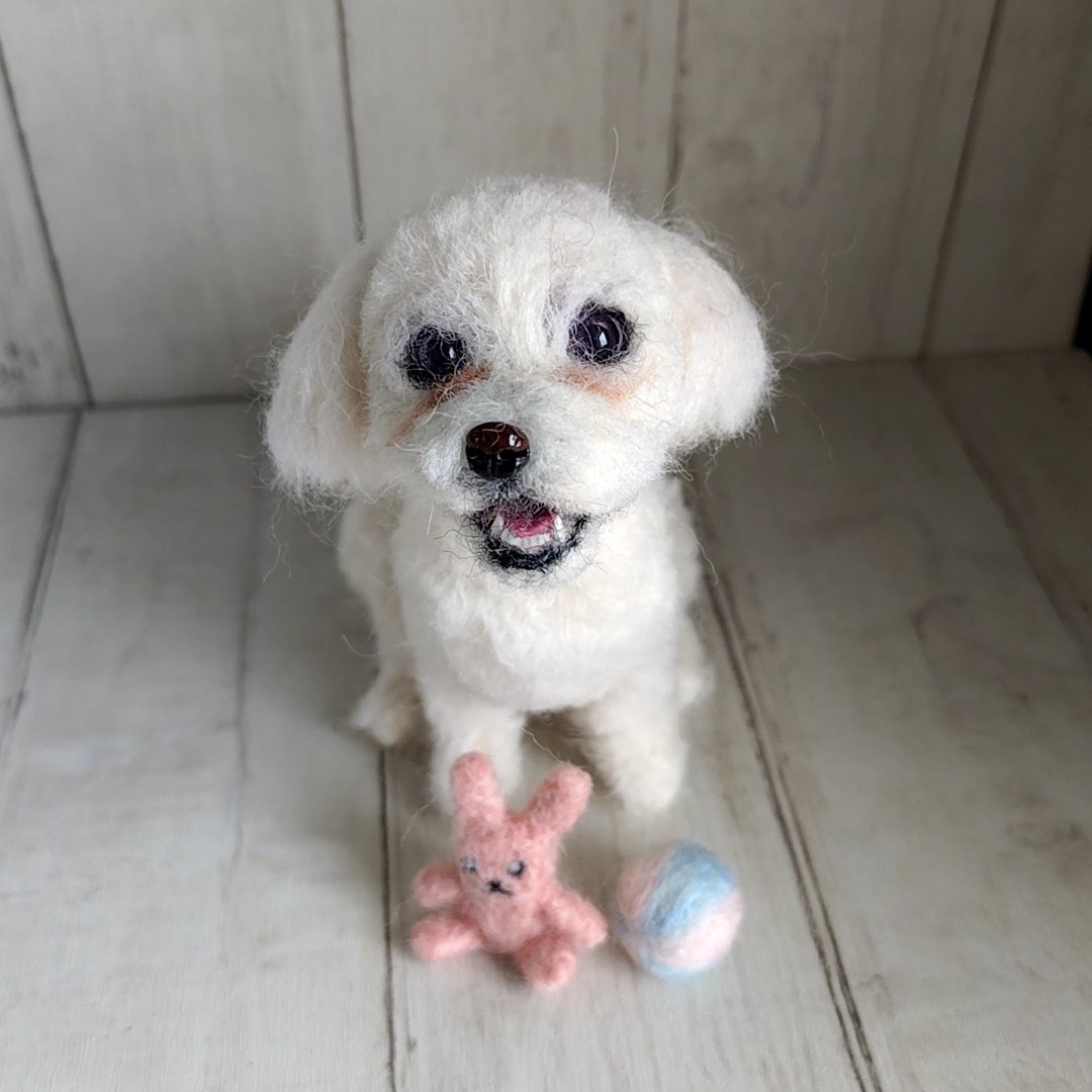 羊毛福丸君と犬のオモチャ風羊毛フェルトミニチュア。取ってきたみたい