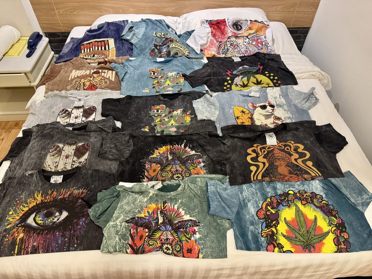 torisava's tweet photo. 今日仕入れた?いえ!買ったTシャツの数々。ストーンウォッシュでいかにもタイのあたりのデザインでなかなかにイカス感じです✨
めっちゃいいーーー🥰🥰🥰🥰🥰
#NOTIME #バンコク https://t.co/lcDHwkp60V