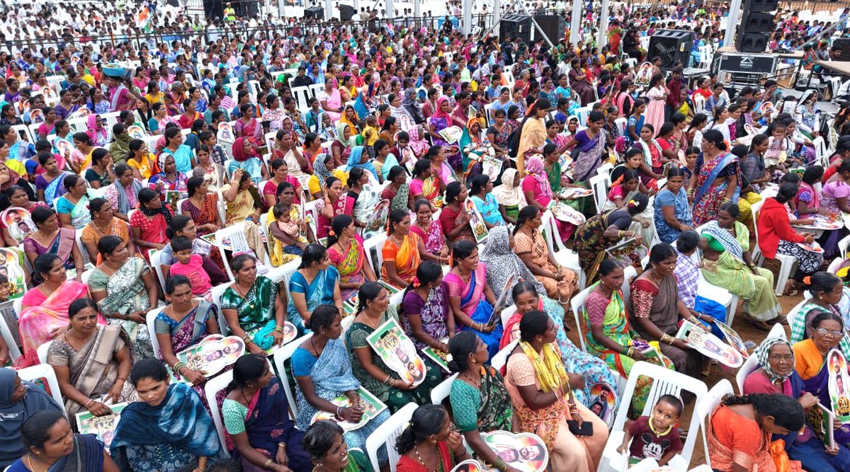 TelanganaCMO's tweet photo. “గడిచిన 20 ఏళ్లలో ఏనాడూ సెలవు తీసుకోలేదు. వచ్చిన అవకాశాన్ని దుర్వినియోగం చేయలేదు. ప్రతిపక్షంలో ఉన్నప్పుడు ప్రశ్నించే గొంతునై ప్రజా సమస్యల పరిష్కారం కోసం కొట్లాడాను. అధికారంలోకి వచ్చిన తర్వాత సంక్షేమంతో పాటు అభివృద్ధిని, అభివృద్ధితో పాటు దీర్ఘకాలికంగా పట్టిపీడిస్తున్న సమస్యలకు పరిష్కారం చూపించే ప్రయత్నం చేశా..” అని ముఖ్యమంత్రి శ్రీ @revanth_anumula గారు చెప్పారు.

✅20 ఏళ్ల రాజకీయ ప్రస్థానం సందర్భంగా మహబూబ్‌నగర్‌ జిల్లా మిడ్జిల్‌లో ముఖ్యమంత్రి గారు పలు అభివృద్ధి కార్యక్రమాలకు శంకుస్థాపన చేశారు. ఈ కార్యక్రమంలో ఉప ముఖ్యమంత్రి @Bhatti_Mallu గారు మంత్రులు @jupallyk_rao గారు, @Vakiti_srihari గారితో పాటు ప్రజాప్రతినిధులు పాల్గొన్నారు.

✅ఈ సందర్భంగా ఏర్పాటు చేసిన కృతజ్ఞత సభలో ముఖ్యమంత్రి గారు ప్రసంగించారు. మిడ్జిల్‌ను అభివృద్ధి చెందిన మండలంగా తీర్చిదిద్దాల్సిన అవసరం ఉందని నొక్కి చెప్పారు. ఈ మండలంలోని ప్రతి గ్రామానికి అభివృద్ధి చేరాలి. అన్ని విధాలుగా అభివృద్ధి చేయడానికి మండలాన్ని దత్తత తీసుకోవాలని ఉప ముఖ్యమంత్రి గారిని కోరారు.

✅"ఇక్కడ ప్రజలు నాకు సర్వం ఇచ్చారు. నన్ను పెంచి పోషించారు. ఆనాడు మొక్కనాటిన #Midjil మండలాన్ని అభివృద్ధి చెందిన మండలంగా తీర్చిదిద్దే బాధ్యత నాపై ఉంది. కరవుతో అల్లాడుతున్న డార్క్ ఏరియా కాదు. వెలుగు నిండిన మండలంగా ప్రభుత్వ రికార్డుల్లో రావాలి" అని ఆకాంక్షను వ్యక్తం చేశారు.

✅“జులై 4, 2026 నాడు ఉమ్మడి ఆంధ్రప్రదేశ్ ముఖచిత్రం మీద మిడ్జిల్ ప్రజలు ఒక చరిత్రను లిఖించిన రోజు. జెడ్పీటీసీగా గెలుపు నాది కాదు. ఈ మిడ్జిల్ మండల ప్రజలది. నిజాం సర్కార్ నుండి స్వాతంత్య్రం వచ్చిన తర్వాత హైదరాబాద్ రాష్ట్రానికి మొదటి ముఖ్యమంత్రిగా ఈ జిల్లా బిడ్డ బూర్గుల రామకృష్ణారావు గారు ముఖ్యమంత్రిగా పని చేశారు” అని గుర్తుచేశారు.

✅“ఉత్తమ పార్లమెంటేరియన్ గా గౌరవించబడిన కీర్తిశేషులు జైపాల్ రెడ్డి గారు, ఆయన ఎదుగుదలను తన చేతుల మీదుగా నడిపించిన ద్యాప గోపాల్ రెడ్డి గారు గుడియాన్ పల్లి వాసి. మహేంద్రనాథ్ గారు ఈ ప్రాంతం నుండి ఆదర్శంగా నిలబడిన గొప్ప నాయకుడు అని స్మరించుకున్నారు. యాప గోపాల్ రెడ్డి గారితో పాటు, రాజ్యాంగ నిర్మాత డా. బాబా సాహెబ్ అంబేద్కర్ విగ్రహాన్ని ఆవిష్కరించుకున్నాం” అని చెప్పారు.

✅“జెడ్పీటీసీగా నాతో పాటు పని చేసిన ఎంపీటీసీలు, సర్పంచ్‌లకు తెలుసు. ఆనాడు చాలా గ్రామాలకు రోడ్లు లేవు. అభివృద్ధి లేదు. ఉమ్మడి #Mahabubnagar జిల్లాలో మిడ్జిల్ మండలాన్ని, అదే విధంగా గద్వాల్ శాసనసభ నియోజకవర్గంలోని గట్టు మండలాన్ని డార్క్ ఏరియాలుగా ప్రకటించారు. విద్య, వైద్యం, సాగు, తాగు నీరు.. ఎలాంటి సౌకర్యాలు లేని అత్యంత వెనుకబడిన మండలాలుగా ప్రకటించారు” అని ఆనాటి పరిస్థితులను వివరించారు.

✅“అత్యంత వెనుకబడిన ఈ మండల ప్రజలు 2006లో తీసుకున్న నిర్ణయంతో ఈనాడు తెలంగాణ రాష్ట్ర ముఖ్యమంత్రిగా నాకు వచ్చింది. ఈరోజు ఈ మండలానికి కృతజ్ఞత చెల్లించాల్సిన బాధ్యత నా మీద ఉంది” అని ముఖ్యమంత్రి గారు స్పష్టం చేశారు.

✅“40 ఏళ్లుగా నానుతున్న ఎస్సీ ఉప కులాల వర్గీకరణ పరిష్కరించాం. వందేళ్లుగా జరగని వెనుకబడిన తరగతుల కులగణన చేశాం. లెక్క తేల్చడమే కాకుండా వారి వాటా వారికి ఇవ్వాలని సమస్యకు పరిష్కారం చూపించాం. ముఖ్యమంత్రి గా అవకాశం ఇచ్చినందుకే ఈ దీర్ఘకాలిక సమస్యలను పరిష్కరించుకోగలిగాం” అని వివరించారు.

✅“నేను పుట్టింది గ్రామంలో. గ్రామంలో అన్ని కులాలు, మతాలు, అన్ని సమస్యలను, పేదవాడి కష్టాలను చూసుకుంటూనే నేను పెరిగాను. వ్యవసాయం తెలుసు. దుక్కి దున్నడం తెలుసు. విత్తనం వేయడం తెలుసు. భూమికి, విత్తనానికి ఉన్న బంధమేంటో, పేదవాడికి, పరిపాలన చేసే వాడికి ఉండవలసిన అవగాహన ఏందో తెలుసు” అని పేర్కొన్నారు.

✅“రాష్ట్రమంటే, దేశమంటే ఎక్కడో లేదు. 12 వేలపైచిలుకు గ్రామపంచాయతీలు కలిస్తేనే తెలంగాణ రాష్ట్రం. 6 లక్షలకుపైగా గ్రామాలు కలిస్తేనే భారతదేశం. గ్రామంలో సమస్యలు పరిష్కారమైతేనే మండలం, జిల్లా, రాష్ట్రం.. వరుసగా అభివృద్ధి సాధిస్తాయి. ఆ విధంగా అన్ని రాష్ట్రాల్లోని సమస్యలు పరిష్కారమైతే దేశం అభివృద్ధి చెందినట్టే” అని అన్నారు.

✅“మిడ్జిల్ మండలానికి ఏమిచ్చినా, చివరికి నా ప్రాణమిచ్చినా తక్కువే. వలసల పాలమూరును అభివృద్ధి చేయాల్సిన బాధ్యత నాపై ఉంది” అని చెప్పారు.
#Telangana #GratitudeMeeting #ZPTCToCM #Palamuru