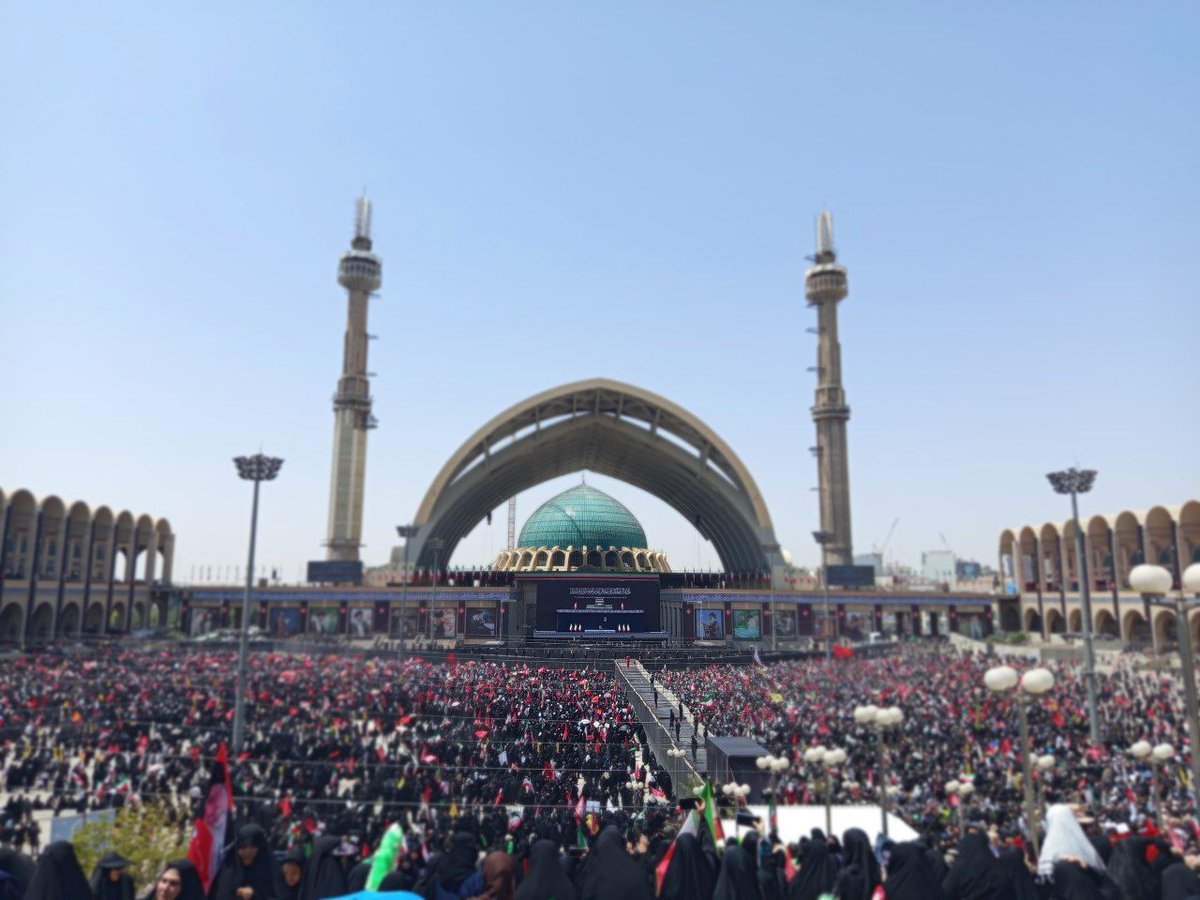 SadatMosavt9's tweet photo. تهران نه‌امروز کل ایران درگیرِ یه نبودنِ بزرگ شده
آدمااین‌جا جمع نشدن که فقط بگردن و نگاه کنن اومدن‌که شاید جای خالی کسی که رفت رو پر کنن ولی مگه جای‌اون باهیچ‌چیز پر میشه؟ رفتنش یه شکاف عمیق انداخته‌وسط قلب همه‌مون💔🥺 
این است روایت دلتنگی عاشقان #آقای_شهید_ایران 
 #باید_برخاست https://t.co/ZQjg93VeCx