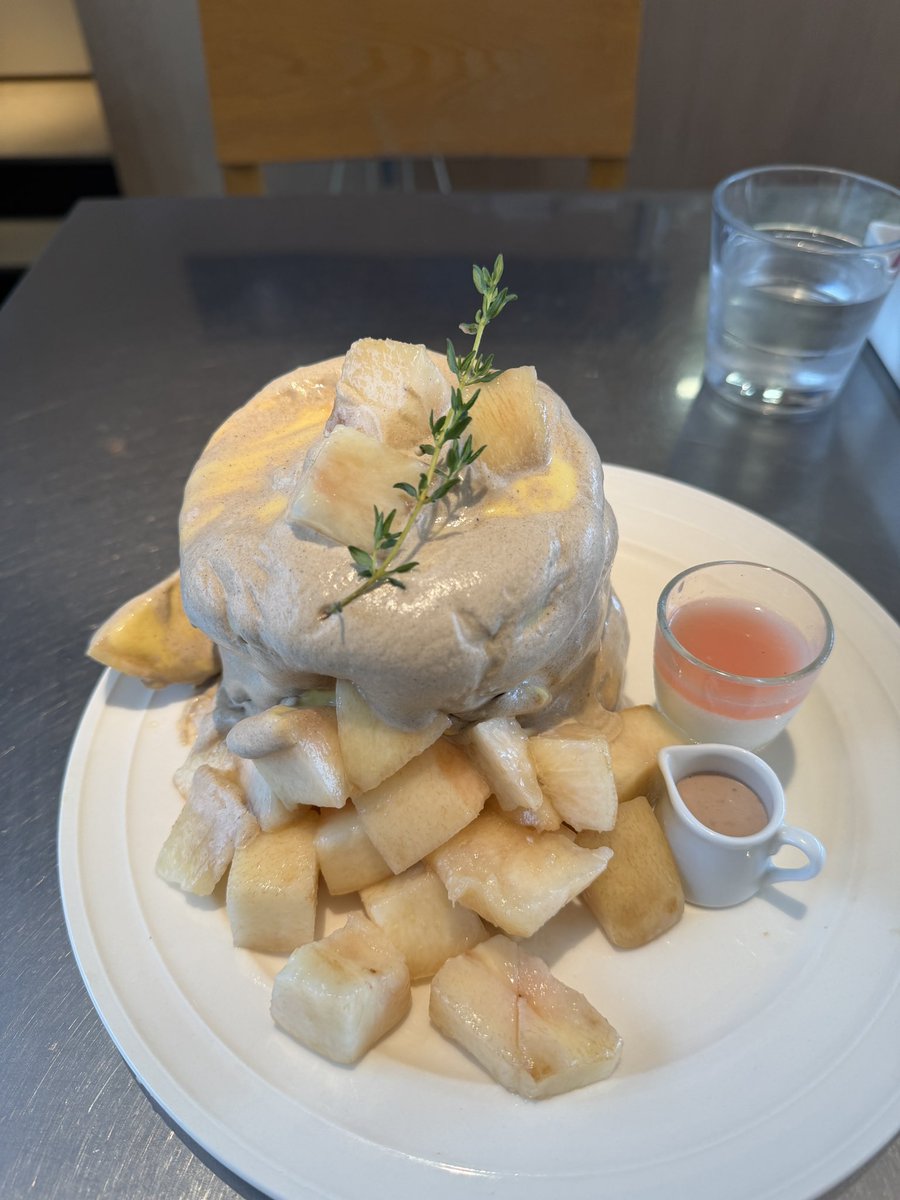 PancakesToshi's tweet photo. 原宿『RAINBOW PANCAKE』さん

7/1〜期間限定
「ごろごろ水蜜桃とアールグレイと。」

アングレーズとアールグレイの二種のソースに、上にはキャラメリゼした桃、周りには溢れる程にカットした桃が添えられています🍑

桃ソースのパンナコッタと、チャイソースも付いておりスーパー美味しかったです☺️ https://t.co/VTOZBjh43U