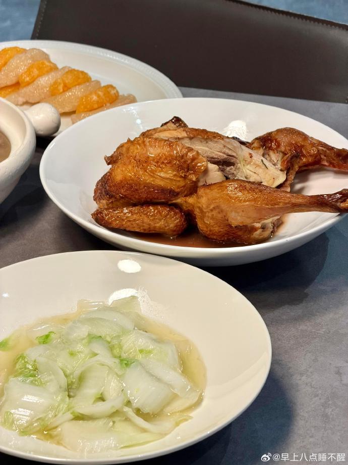 SouthrnLace's tweet photo. Midnight snacks hit different—warm fish porridge, sweet osmanthus rice cakes, and a pot of hot chrysanthemum tea. Only the streetlamp outside and quiet stomachs listening. https://t.co/Lldz75MMCs