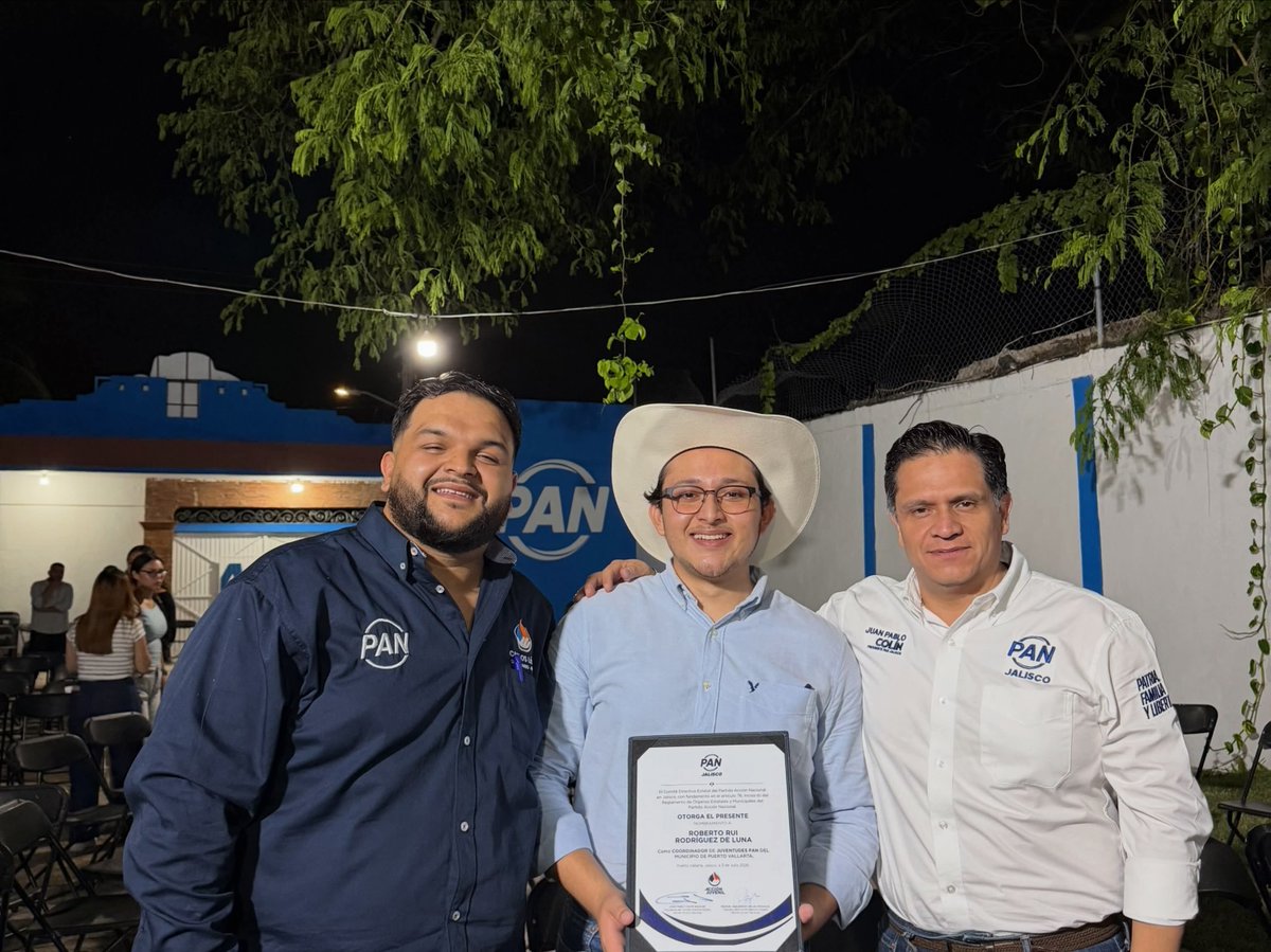 PAN_Jalisco's tweet photo. Las juventudes son la fuerza que impulsa el cambio en Jalisco.

En Puerto Vallarta se realizó el tercer conversatorio con jóvenes, actividad diseñada para construir la Agenda Juvenil y Legislativa 2027.

Asimismo, acompañamos a Roberto “Rui” Rodríguez de Luna, quien recibió el nombramiento como Coordinador de Acción Juvenil en Puerto Vallarta.

#PatriaFamiliaYLibertad