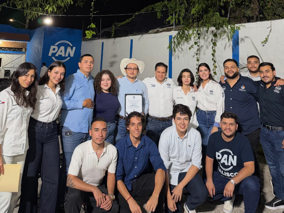 PAN_Jalisco's tweet photo. Las juventudes son la fuerza que impulsa el cambio en Jalisco.

En Puerto Vallarta se realizó el tercer conversatorio con jóvenes, actividad diseñada para construir la Agenda Juvenil y Legislativa 2027.

Asimismo, acompañamos a Roberto “Rui” Rodríguez de Luna, quien recibió el nombramiento como Coordinador de Acción Juvenil en Puerto Vallarta.

#PatriaFamiliaYLibertad