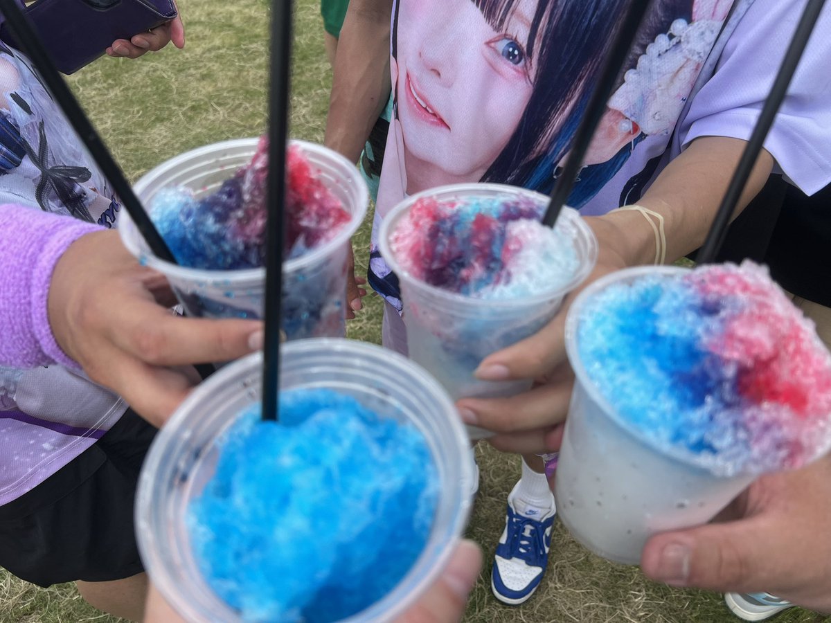 ____hirosi's tweet photo. 夏フェス会場でさとしさんが買ってくれたかき氷もキッチンカー飯も帰り道にりょうくんが買ってくれたアイスも一段と美味しかったし『夏フェス最高❗️』となてり👊
ありがとうございました！！

#みてみてまいちゃん https://t.co/NNhgeAq14U