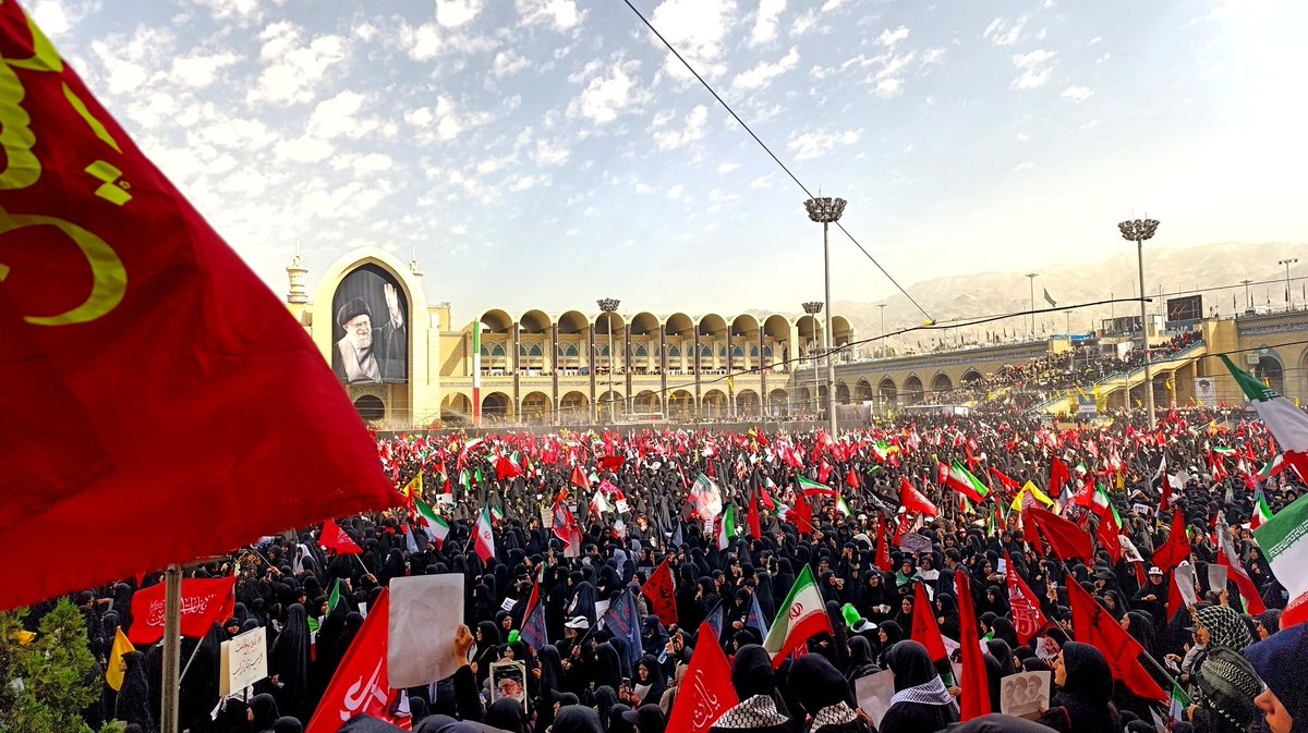 KahaliFatemeh's tweet photo. آقاجان، با دلی سوزناک و پُر از غصه برای بدرقه شما می‌آییم. چه تقابل عجیبی است؛ بسیارند که برای آخرین دیدار می‌آیند، و بسیارن�� که همچون ما، برای نخستین دیدار در برابر شما ایستاده‌اند. ما را از برکتِ دعای خیر خود بی‌نصیب نگذارید
#باید_برخاست
#قیام_مردم_مبعوث https://t.co/Dbhvib9XES