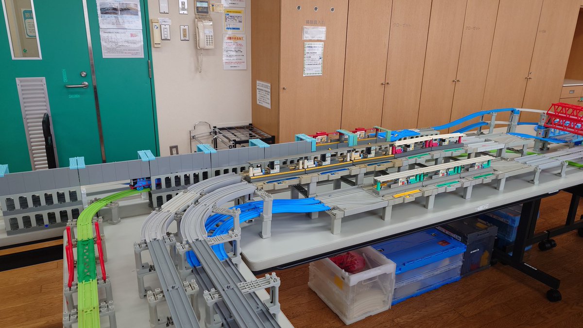 red9015f's tweet photo. この駅(ドームステーションと地下・都会と高架駅)、表も裏も見ごたえがあったし、地下レールからの分岐のところがオシャレで良かった(なおGOGOトーマス専用線) https://t.co/4uJDH73Lso