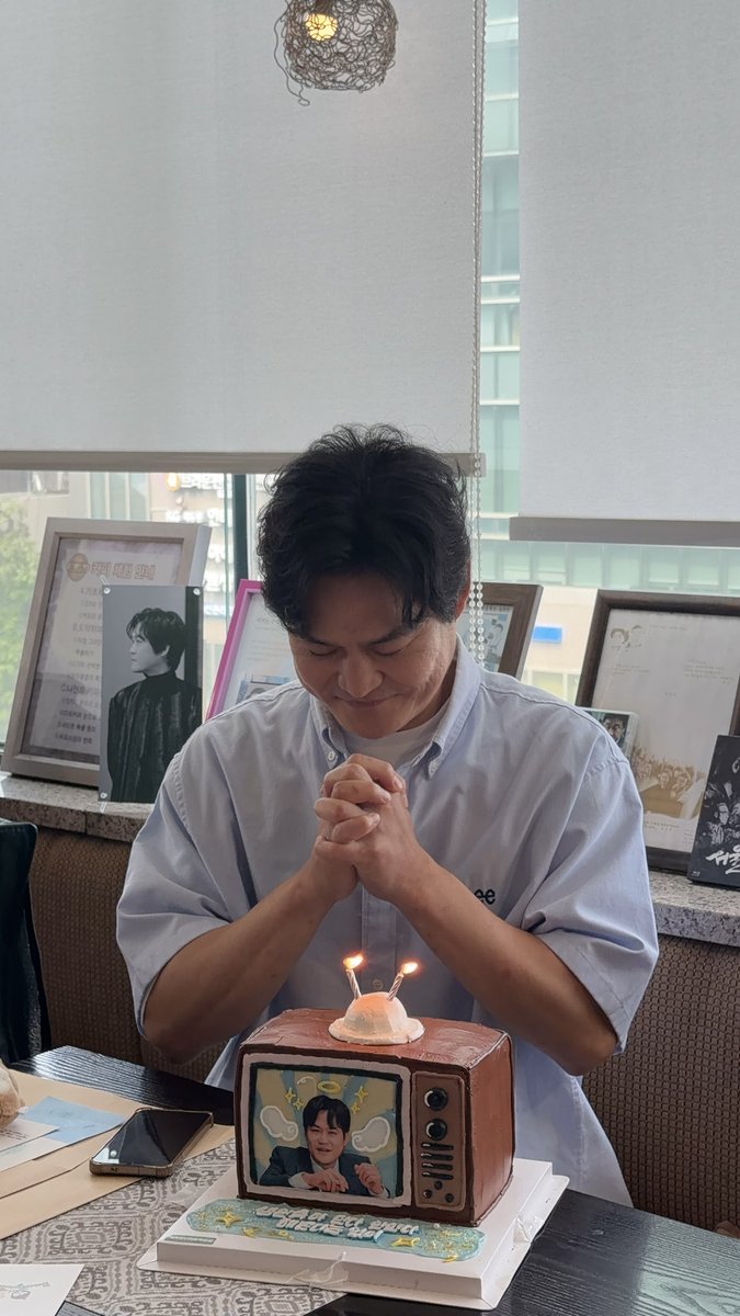 Hell0james's tweet photo. 오로지 생카를 오기 위해 아침부터 일어나 아이들 밥해먹이고 딸래미한테 티셔츠 더 예쁜걸로 갈아입으라고 가르침받고 바로 갈아입고, 오로지 생카를 오겠다고 샵 들러서 머리하고 왔다는 그런 효자배우가 있다는거예요...?

#김성균_탄신_대잔치 https://t.co/ZsGCk1fOax