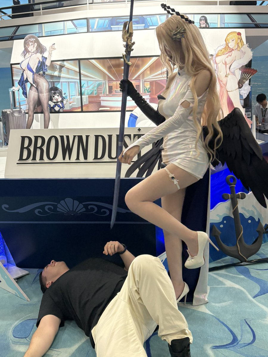 ByteStix's tweet photo. BROWN DUST 2 IS ONE OF THE GREATEST GACHA GAMES OF ALL TIME!!!

There I was at #AnimeExpo enjoying my #BrownDust2 showcase when the cosplayers ganged up on me, tried attacking me, resulting in my getting kicked to the ground and STEPPED ON!

And Mrs Stix stood there filming the whole thing. 

THE HORROR. THE ABSOLUTE HORROR.

I love this game.