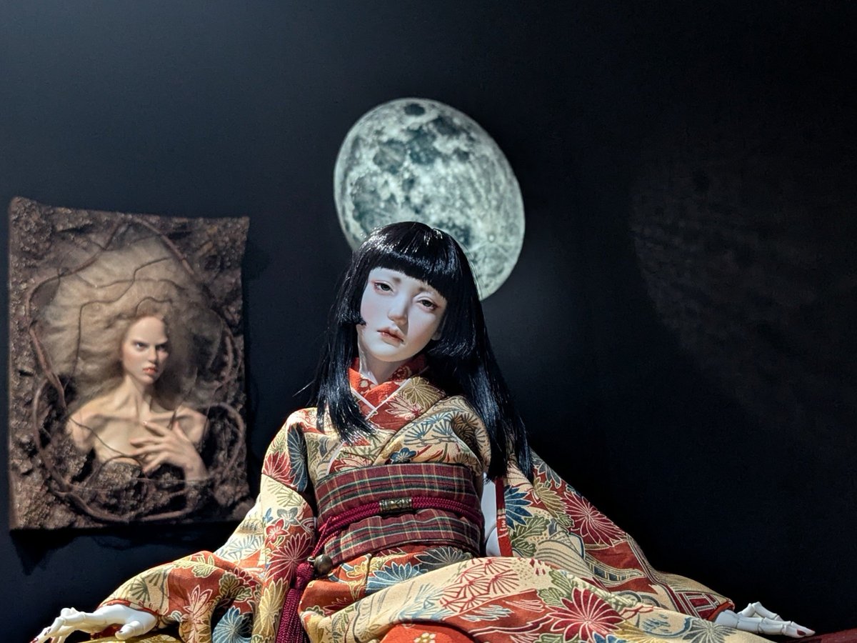 salmoncreed's tweet photo. ドールの世界は完全に未知ながら、Bain de lune-月浴宮へお邪魔してきました
メイクから服の装飾の細部に至るまで、作り込みが全部美しかった…
会場のディスプレイも相まって空気感が凄まじく、しっかり世界感に飲まれてきました
お写真も買わせていただきました…！いや行って良かった…… https://t.co/2kCNoSVSlF
