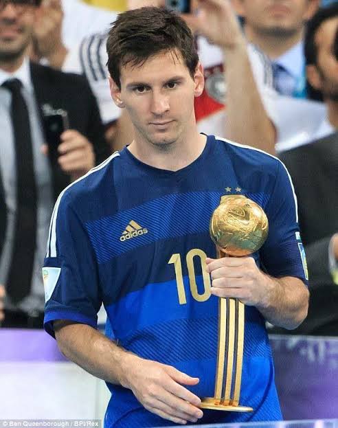 kafadooo's tweet photo. Futbolun Messi'ye bir Dünya Kupası borcu var yalanı ne zaman ve ne için mi çıktı? 👇

2014 Dünya Kupası'nda Messi Arjantin ile ikinci olup turnuvanın oyuncusu seçilmişti. Bakalım turnuvanın oyuncusu grup maçlarından sonra neler yapabilmiş?

Son 16: Arjantin 1-0 İsviçre (120 dakika sonucu, Messi 1 asist)

Çeyrek final: Arjantin 1-0 Belçika (Messi'nin gol katkısı yok)

Yarı final: Pen: Arjantin* 0-0 Hollanda (Messi'nin gol katkısı yok)

Final: Almanya 1-0 Arjantin (Messi'nin gol katkısı yok)

4 maçın 3 tanesi uzatmalara gitmiş. Toplam 450 dakikada 0 gol 1 asist ile oynayan Messi nasıl oluyor da turnuvanın oyuncusu seçiliyor?