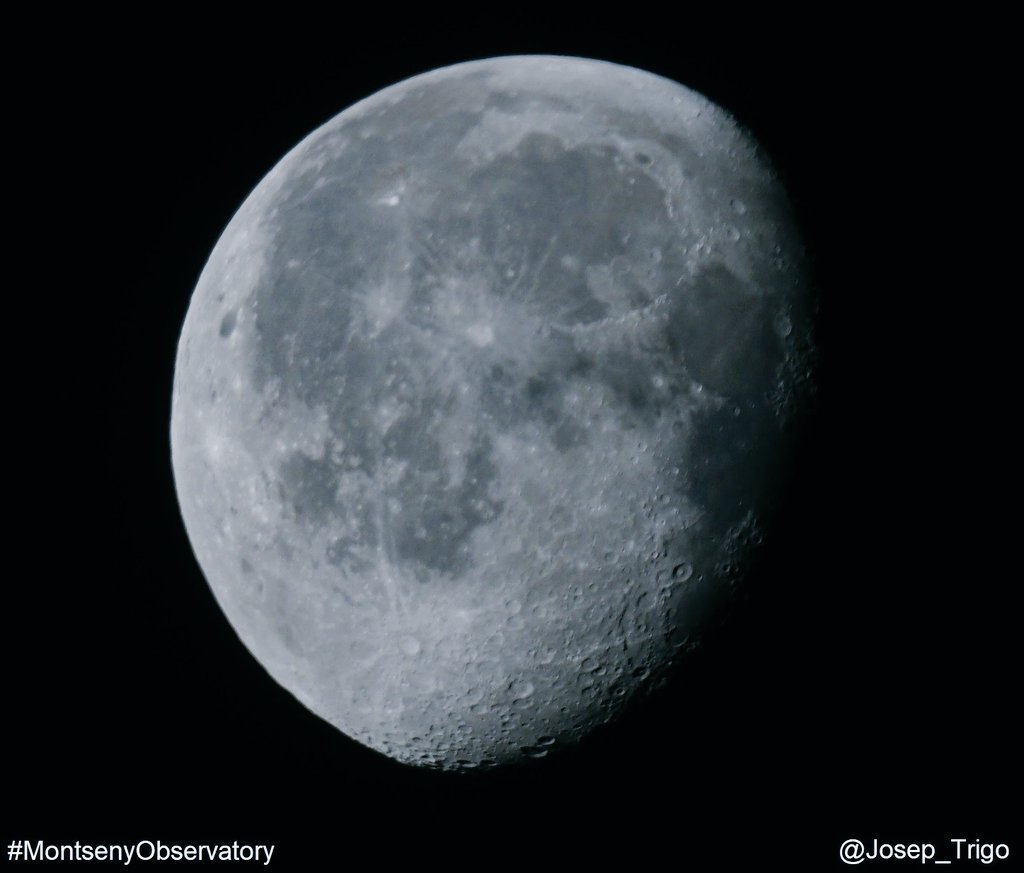 Josep_Trigo's tweet photo. La #Lluna aquesta matinada amb la càmera Schmidt-Right de 10 cm d'obertura sobre Sony Alpha 6000 i amb el #Seestar50. Una bona comparativa del que poden fer els telescopis intel•ligents...
https://t.co/uZHCu2JQzK
#MontsenyObservatory #Moon #Luna #Lúa https://t.co/STq0QZhTpp