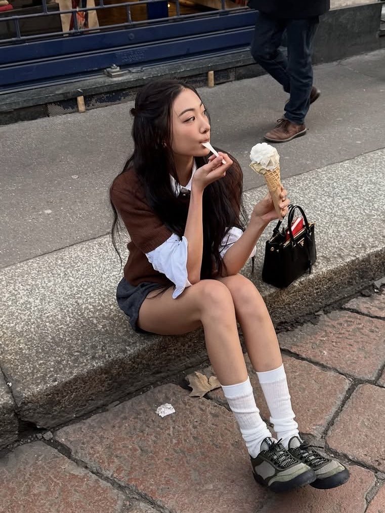 thrgawon's tweet photo. ㅤ      

      .☘︎ ݁˖ —— ice cream by the sidewalk 
                         while waiting for my 
ㅤ                     sundo will always be my
                         favorite end to my day. https://t.co/EbadvZJCgG