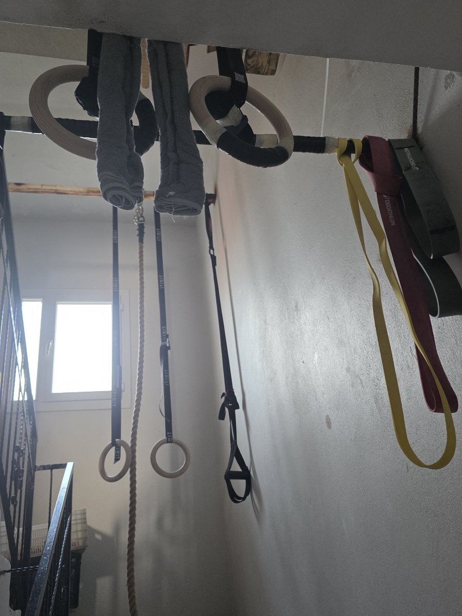 KendineTwUser's tweet photo. @deadlifter1_4 Hocam 2 haftadır bunlarla ilgileniyorum. Sırtımda bayağı dolgunluk hissetmeye başladım. Mesela yarın offday yapacağim. Bugün 250 barfiks yapıp bırakacağım. Set set yapıyorum 15 14 13 12 diye gidiyorum bitince 2 muz gömüyorum sonra bir daha giriyorum. Sırf scapula için 😅 https://t.co/l0bzOlPCwA