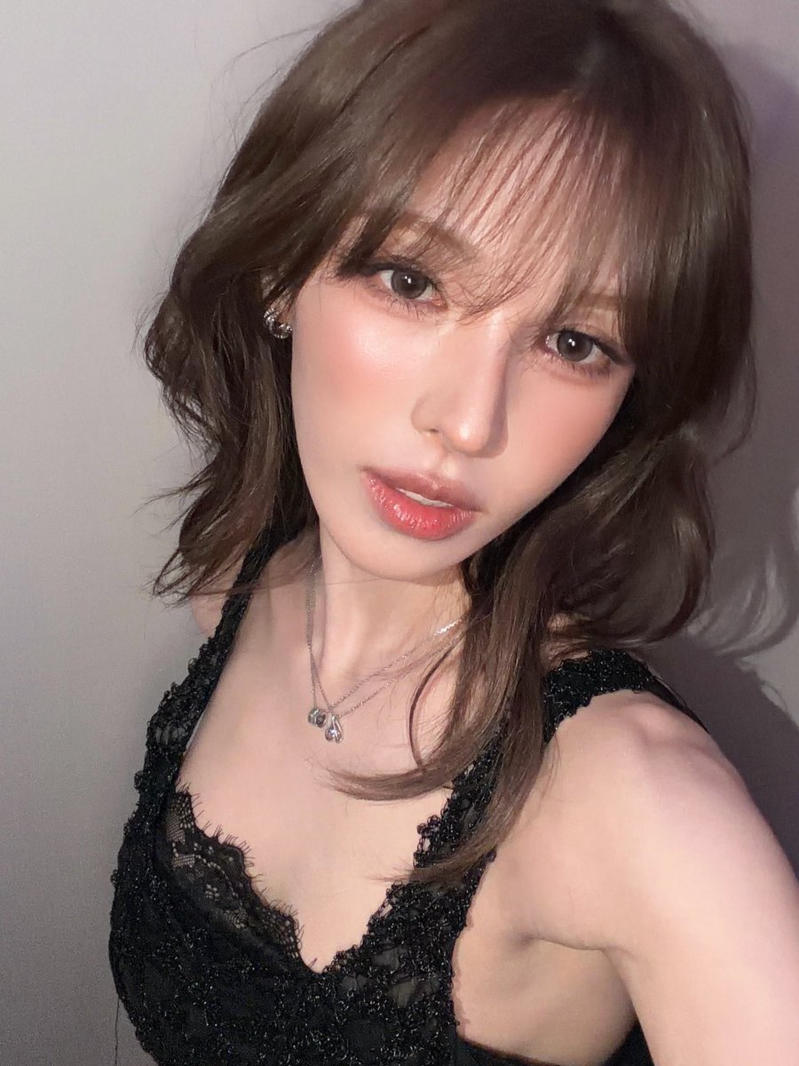 mido_lovett's tweet photo. wenrene same bangs, same angle, same visuals + irene blue ribbon

they are wifey-ing each other so hard 🩵🩷 https://t.co/nuBrCw4aXe