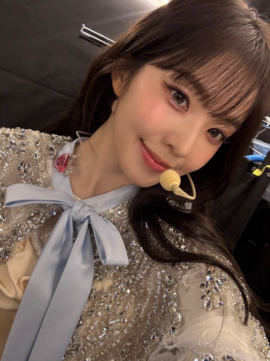 mido_lovett's tweet photo. wenrene same bangs, same angle, same visuals + irene blue ribbon

they are wifey-ing each other so hard 🩵🩷 https://t.co/nuBrCw4aXe