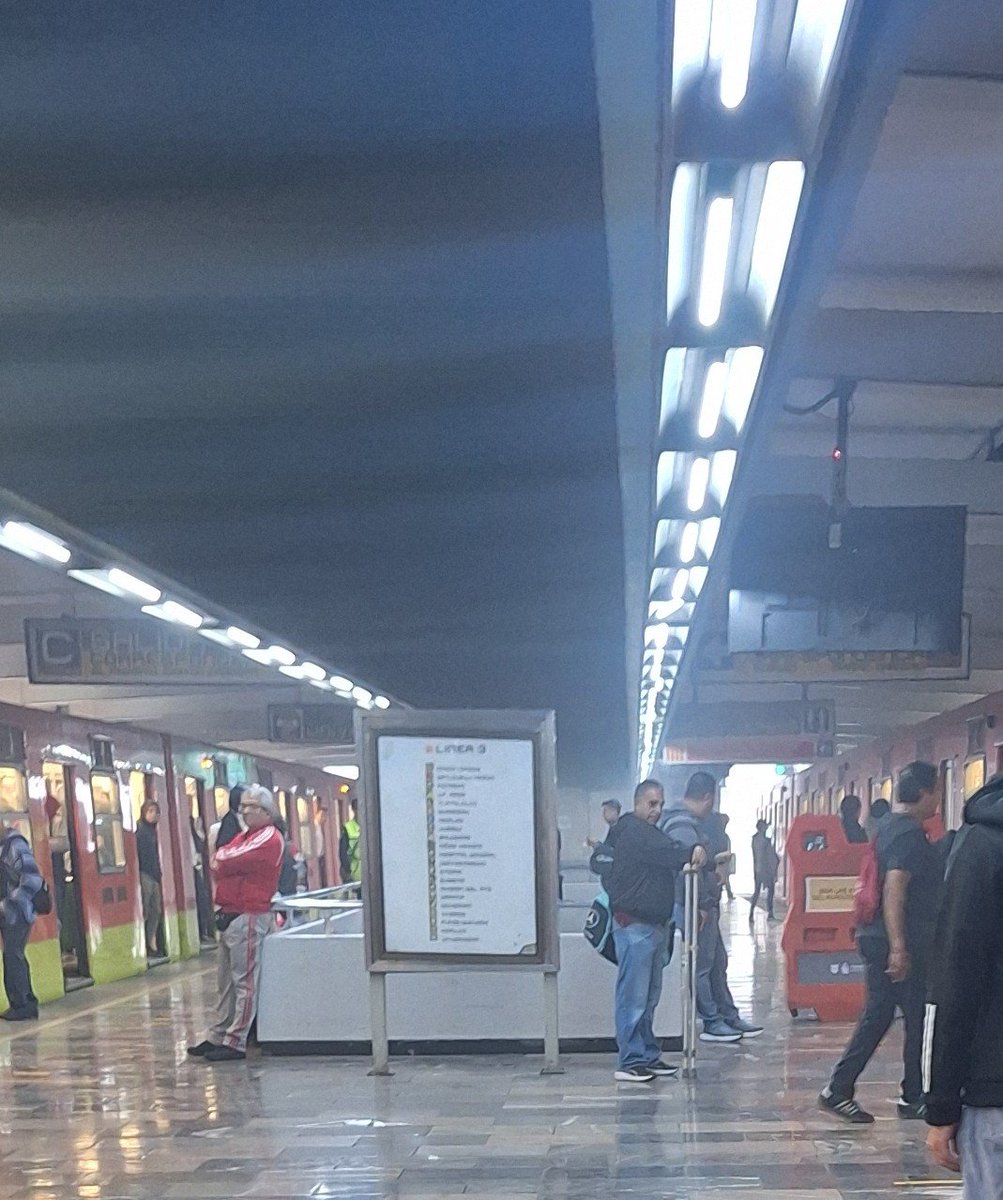 _tacosconsalsa's tweet photo. Que pedo @MetroCDMX , ¿se te quemó otro tren? 🧐

Foto de hoy, 08:45hrs en 18 de Marzo. El tren que huele a quemado es el de dirección Universidad. https://t.co/bmv1oftwvW