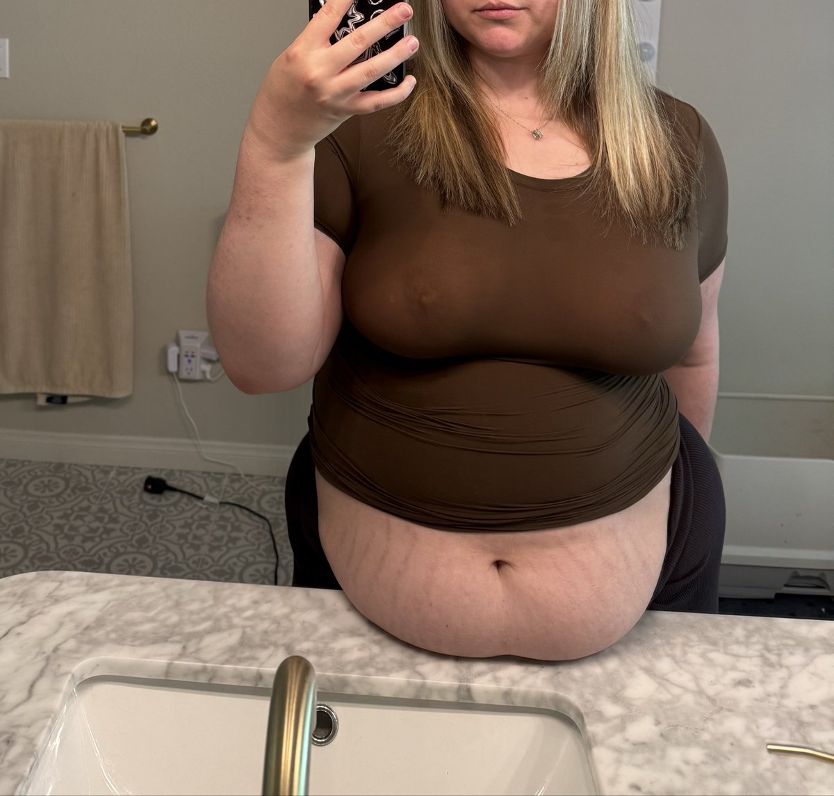 Sophiesbelly's tweet photo. Keeping it classy 🤭 #bbw #bbwbelly #feedism #bodypostive #chubby #selflove https://t.co/BdphW2PS8w
