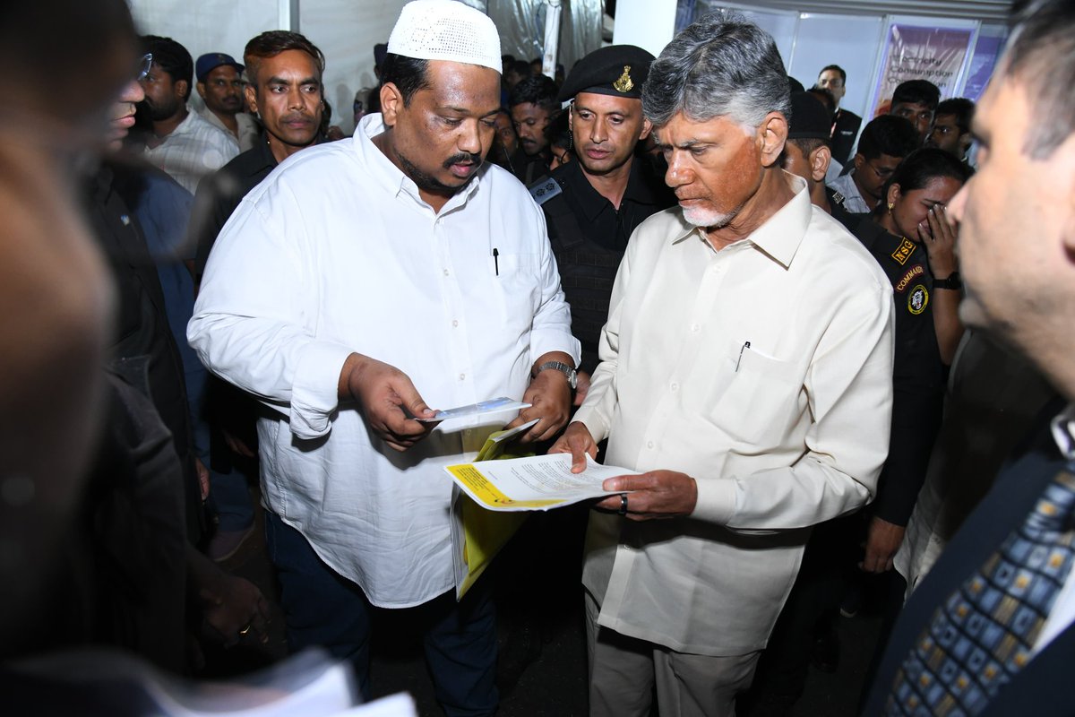 sayed_suhel's tweet photo. పుంగనూరు పట్టణ ఉర్దూ జూనియర్ కాలేజీ సమస్య, మార్కెట్ యార్డులో చింతపండు వ్యాపారస్తుల మండి రూమ్స్ గురించి నియోజకవర్గ మైనార్టీ సమస్యల గురించి వినతిపత్రం ఇచ్చి వివరించడం జరిగింది ముఖ్యమంత్రివర్యులు సానుకూలంగా స్పందించడం జరిగింది. https://t.co/dXkCmr9cfv