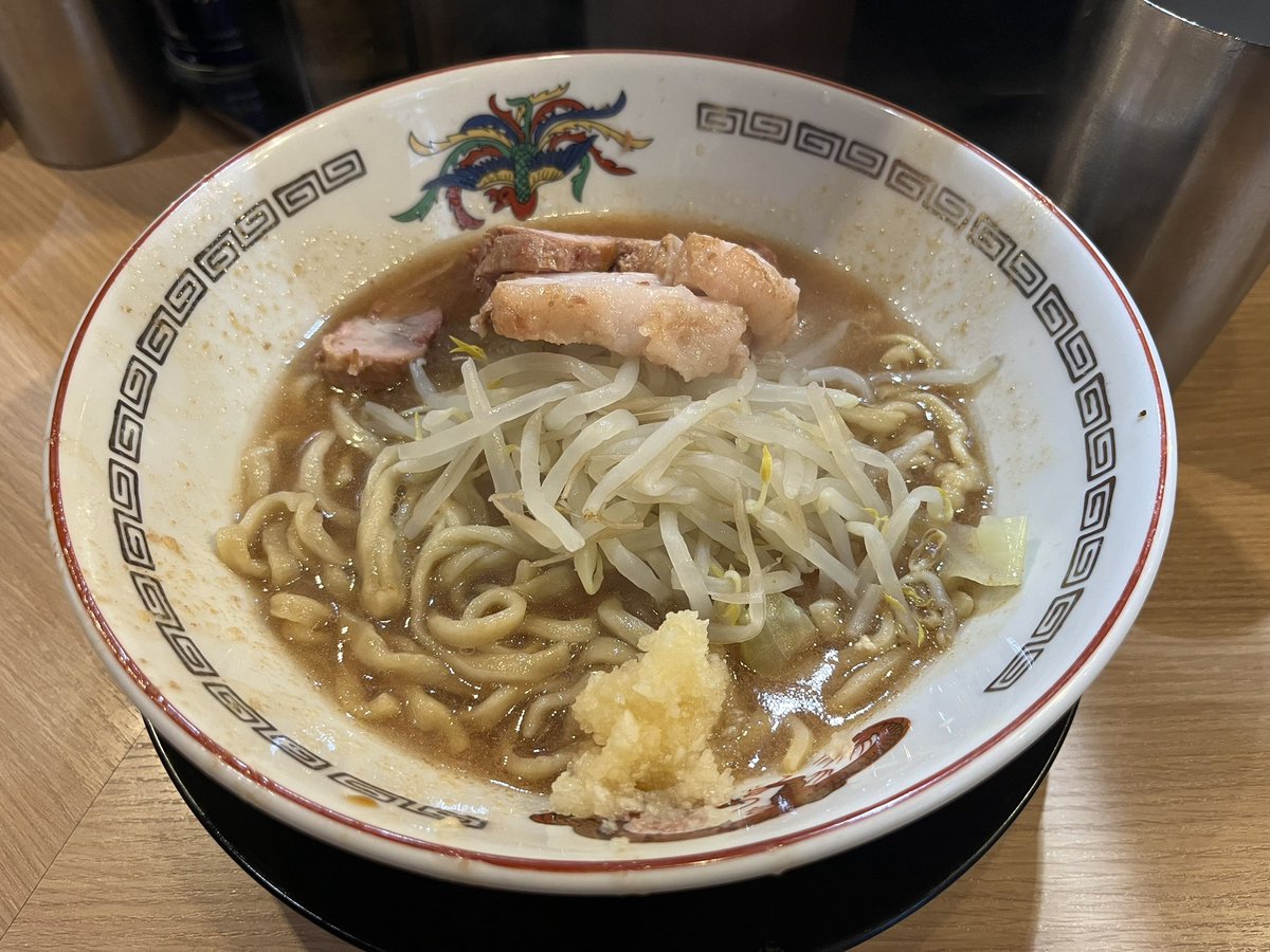 voltage1944's tweet photo. ラーメン豚山
ミニラーメン
ニンニク、ヤサイ少なめ

ミニだと物足りないけど小だとそろそろキツい🥺
ミニにするならヤサイを標準にするのもアリかも？
ついでにカラメにするとか。

期間限定の冷やし中華も気になるなぁ🤔 https://t.co/KNXBkmyHD9