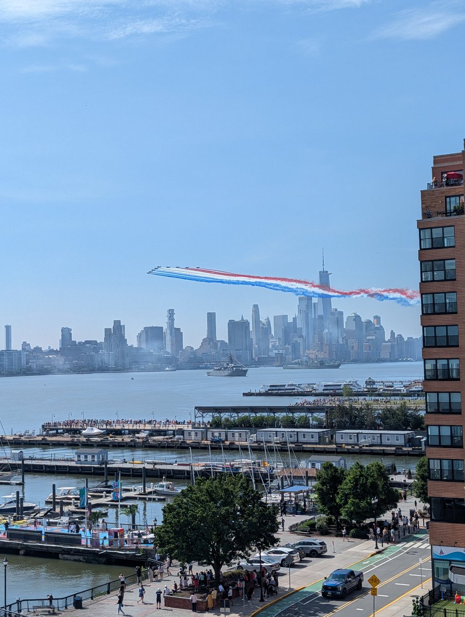 AndrewMerewitz's tweet photo. NYC Flyover! https://t.co/WpTlSnnDRF