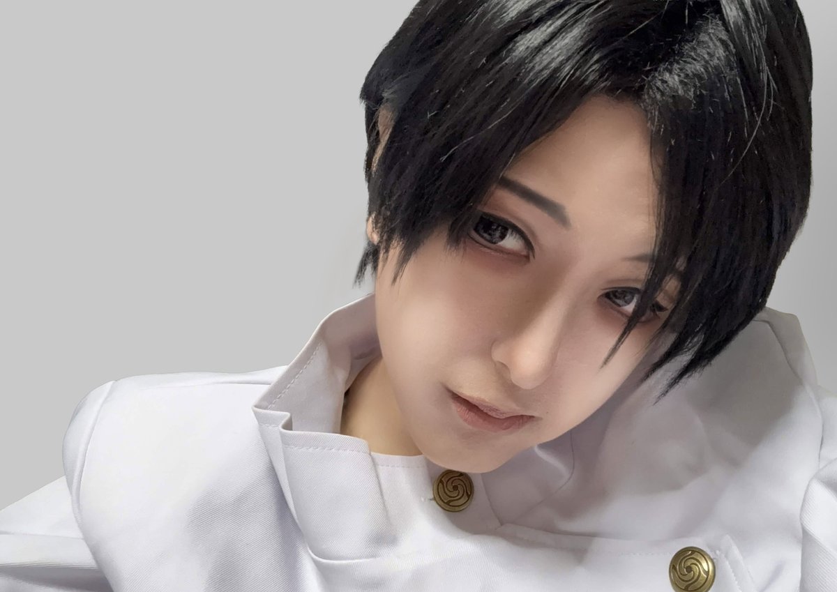 xxmutsu's tweet photo. 【cos】🦴
コンシーラーやシャドウをめちゃくちゃ重ねたのと眉つぶして上に少し上げて垂れ眉にしたので結構いつものコスメイクより顔の雰囲気変わったように見える奇跡

カラコンもダークグレーでいい感じだしこれで少しでも🦴くんに表情寄せられたと思いたい……😇ウィッグセットが超絶むずかったや・・・😇