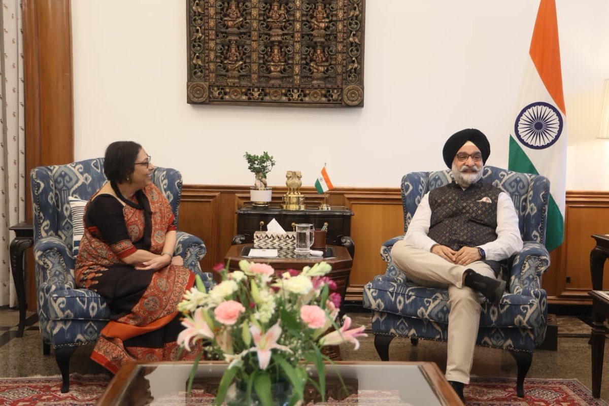 TheMornStandard's tweet photo. LG @SandhuTaranjitS is driving a bold vision to make Delhi cleaner, more livable and easier to commute. Ideas matter and he also knows that execution will define the legacy. During an interaction with @NewIndianXpress @TheMornStandard Editor @santwana99
@LtGovDelhi https://t.co/C7cBbpxbBe