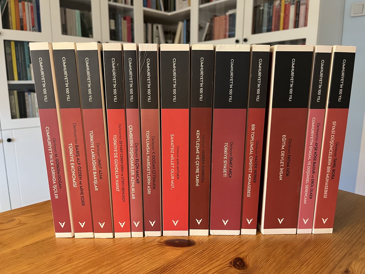 Alcibiades2016's tweet photo. Tarih Vakfı Yurt Yayınları’nın hazırladığı Cumhuriyet’in 100 Yılı serisi Türkiye’nin üç kuşak akademisyen, yazar ve araştırmacilarını bir araya getiren olağanüstü bir hazine! Emeğe geçen tüm hocalarıma sonsuz saygıyla… https://t.co/Esy8AsLCON