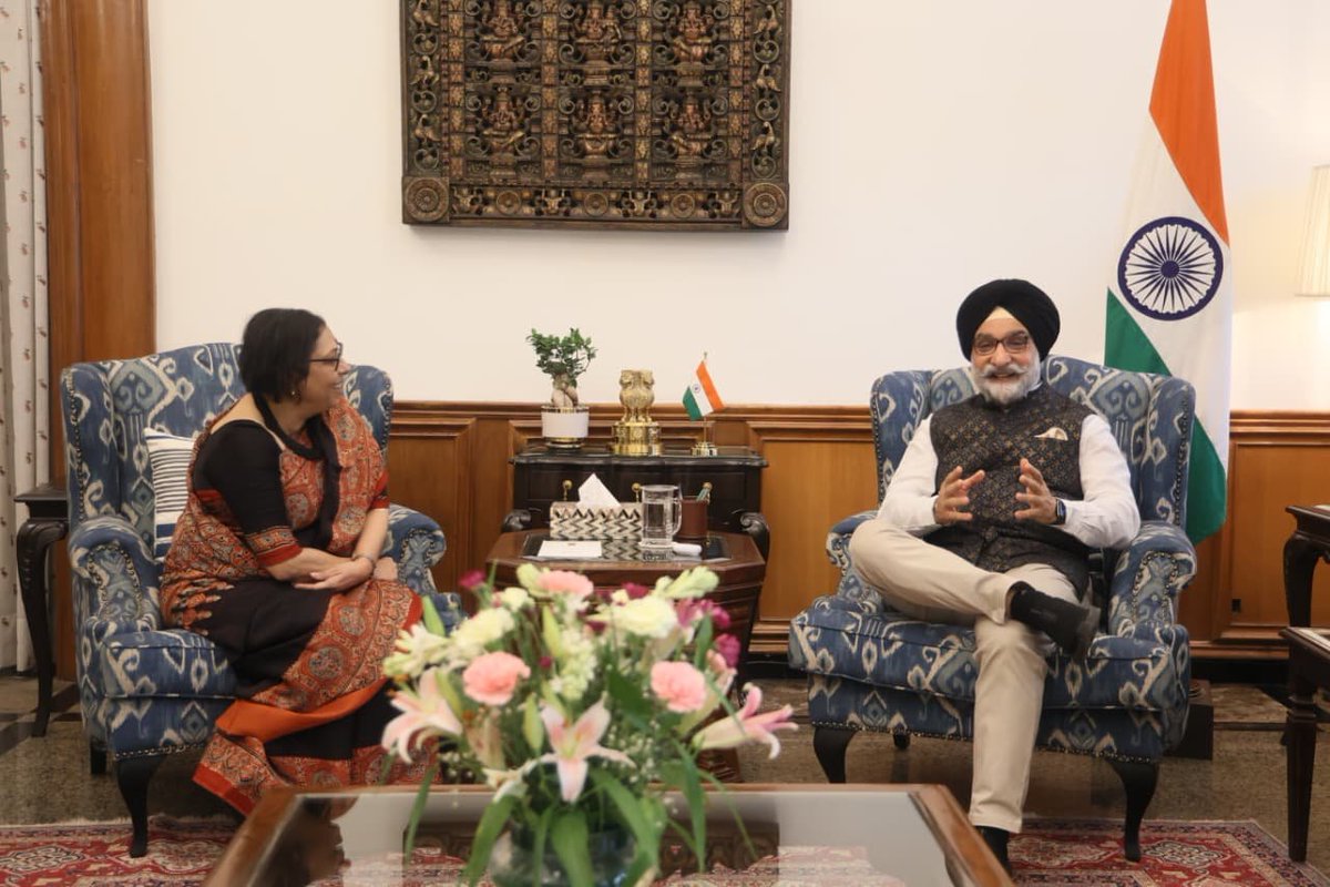 TheMornStandard's tweet photo. LG @SandhuTaranjitS is driving a bold vision to make Delhi cleaner, more livable and easier to commute. Ideas matter and he also knows that execution will define the legacy. During an interaction with @NewIndianXpress @TheMornStandard Editor @santwana99
@LtGovDelhi https://t.co/C7cBbpxbBe