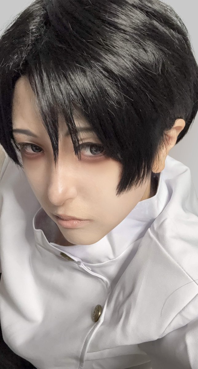 xxmutsu's tweet photo. 【cos】🦴
コンシーラーやシャドウをめちゃくちゃ重ねたのと眉つぶして上に少し上げて垂れ眉にしたので結構いつものコスメイクより顔の雰囲気変わったように見える奇跡

カラコンもダークグレーでいい感じだしこれで少しでも🦴くんに表情寄せられたと思いたい……😇ウィッグセットが超絶むずかったや・・・😇