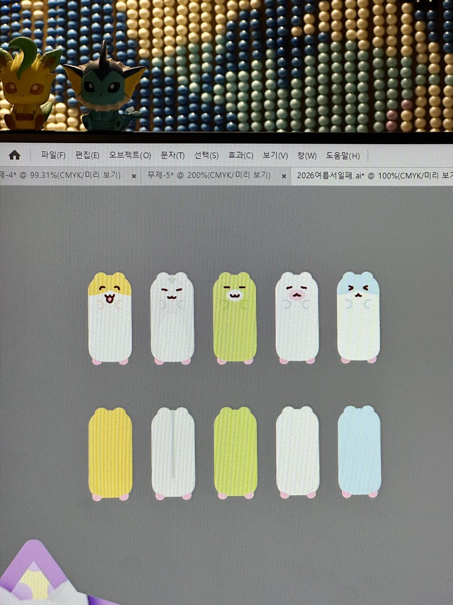 heeheeclub's tweet photo. 서일코 이후, 강의와 개인 일정으로 업로드가 뜸했던 것 같아 작업중인 것들 찍어와 봤어요 ! 올해 여름 서일페에서 보여드릴 상품들입니다 ୧( “̮ )୨✧

뭔가 이번에는 이것저것 다양한 상품들을 만들어보고 있어서 상품군이 다양할 것 같아요! (종종 스토리로 스포했었죠,,,) 기대해주셔도 좋아요 호호 ㅎㅎㅎ

올 하반기에는 국내 행사도 많지만, 해외에서도 히히클럽을 만나보실 수 있도록 계획 중이에요 ! 일본, 대만, 중국 등... 곧 만나요 ෆ⸒⸒

그럼 남은 주말 즐겁게 보내셔요 ! 감사합니다 ⚯̫