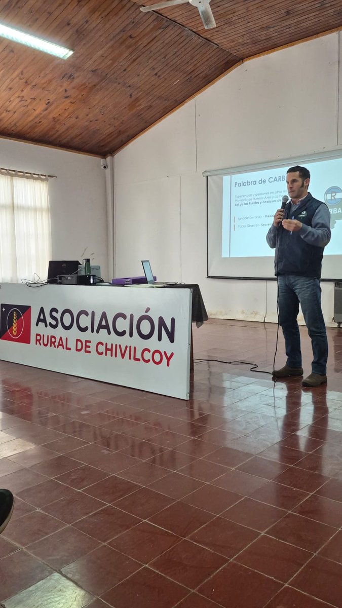 CARBAP_ARG's tweet photo. #CARBAPenAcción
📍 Chivilcoy

El presidente de CARBAP, Ignacio Kovarsky, y el secretario, Pablo Ginestet, participaron de la asamblea convocada por la Asociación Rural de Chivilcoy para analizar la crítica situación de los caminos rurales del distrito.

Durante el encuentro, productores y dirigentes intercambiaron diagnósticos y propuestas, reafirmando la necesidad de contar con una red vial rural en condiciones, indispensable para la producción, la educación, la salud, la seguridad y la vida cotidiana de quienes habitan y trabajan en el interior.

@kovavete @PabloGinestet @ChivilcoyRural 

#RuralesActivas #RuralesCARBAP #CARBAP