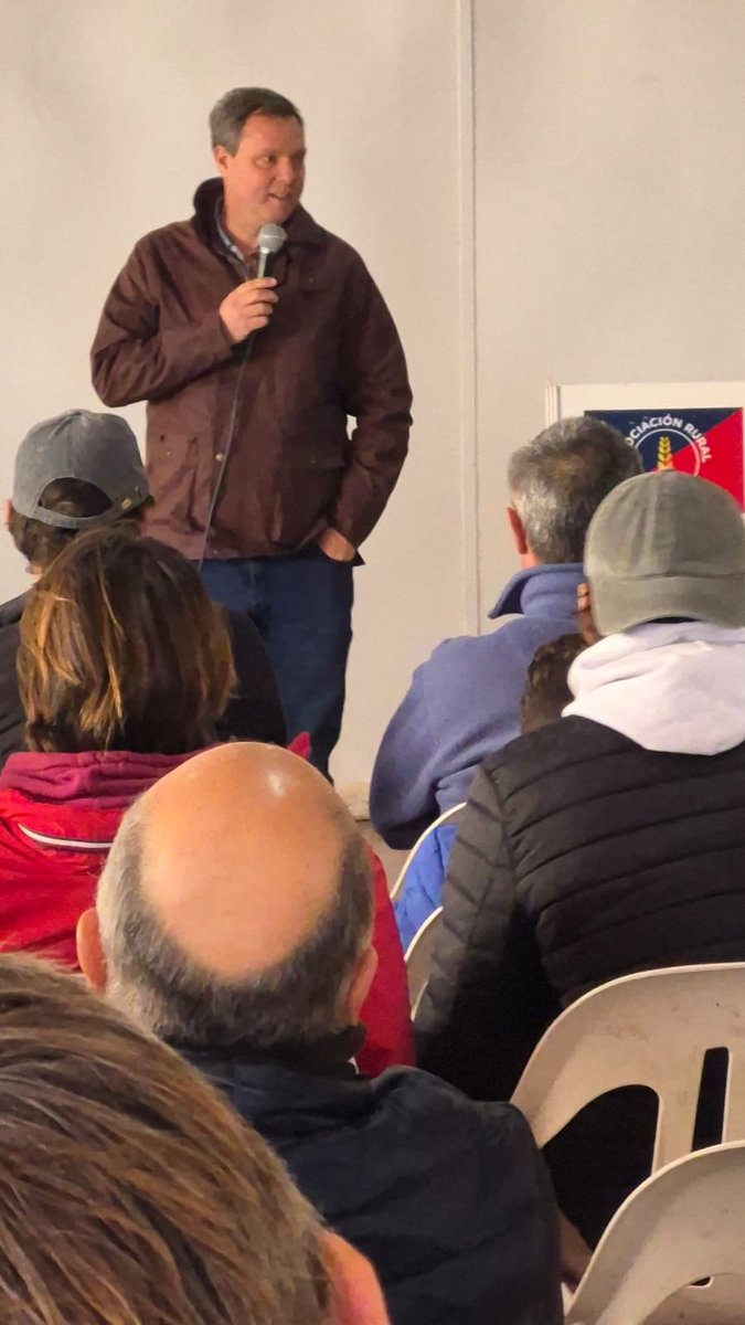CARBAP_ARG's tweet photo. #CARBAPenAcción
📍 Chivilcoy

El presidente de CARBAP, Ignacio Kovarsky, y el secretario, Pablo Ginestet, participaron de la asamblea convocada por la Asociación Rural de Chivilcoy para analizar la crítica situación de los caminos rurales del distrito.

Durante el encuentro, productores y dirigentes intercambiaron diagnósticos y propuestas, reafirmando la necesidad de contar con una red vial rural en condiciones, indispensable para la producción, la educación, la salud, la seguridad y la vida cotidiana de quienes habitan y trabajan en el interior.

@kovavete @PabloGinestet @ChivilcoyRural 

#RuralesActivas #RuralesCARBAP #CARBAP