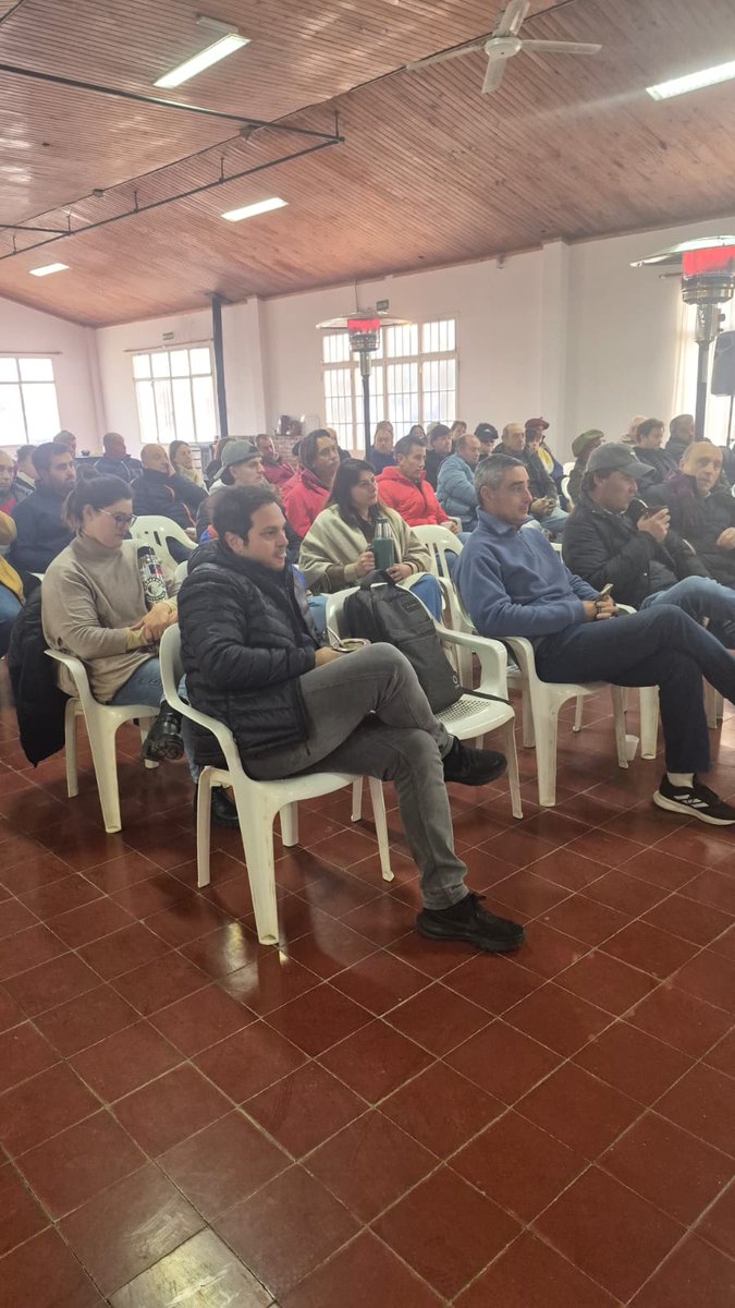 CARBAP_ARG's tweet photo. #CARBAPenAcción
📍 Chivilcoy

El presidente de CARBAP, Ignacio Kovarsky, y el secretario, Pablo Ginestet, participaron de la asamblea convocada por la Asociación Rural de Chivilcoy para analizar la crítica situación de los caminos rurales del distrito.

Durante el encuentro, productores y dirigentes intercambiaron diagnósticos y propuestas, reafirmando la necesidad de contar con una red vial rural en condiciones, indispensable para la producción, la educación, la salud, la seguridad y la vida cotidiana de quienes habitan y trabajan en el interior.

@kovavete @PabloGinestet @ChivilcoyRural 

#RuralesActivas #RuralesCARBAP #CARBAP