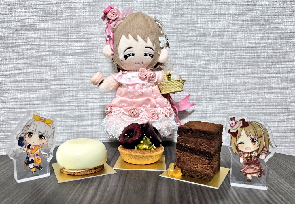 A_ma_roP's tweet photo. 恒例のホテルに戻ったらスイーツによる１人打ち上げ！

オリックス劇場の近くのカグノミ堂さんのフィンガースイーツです。

一日の終りのスイーツは身体に染みますね！

明日もデレミュ楽しむぞ！

#かな子Pスイーツ部 https://t.co/LRoEsMjndP