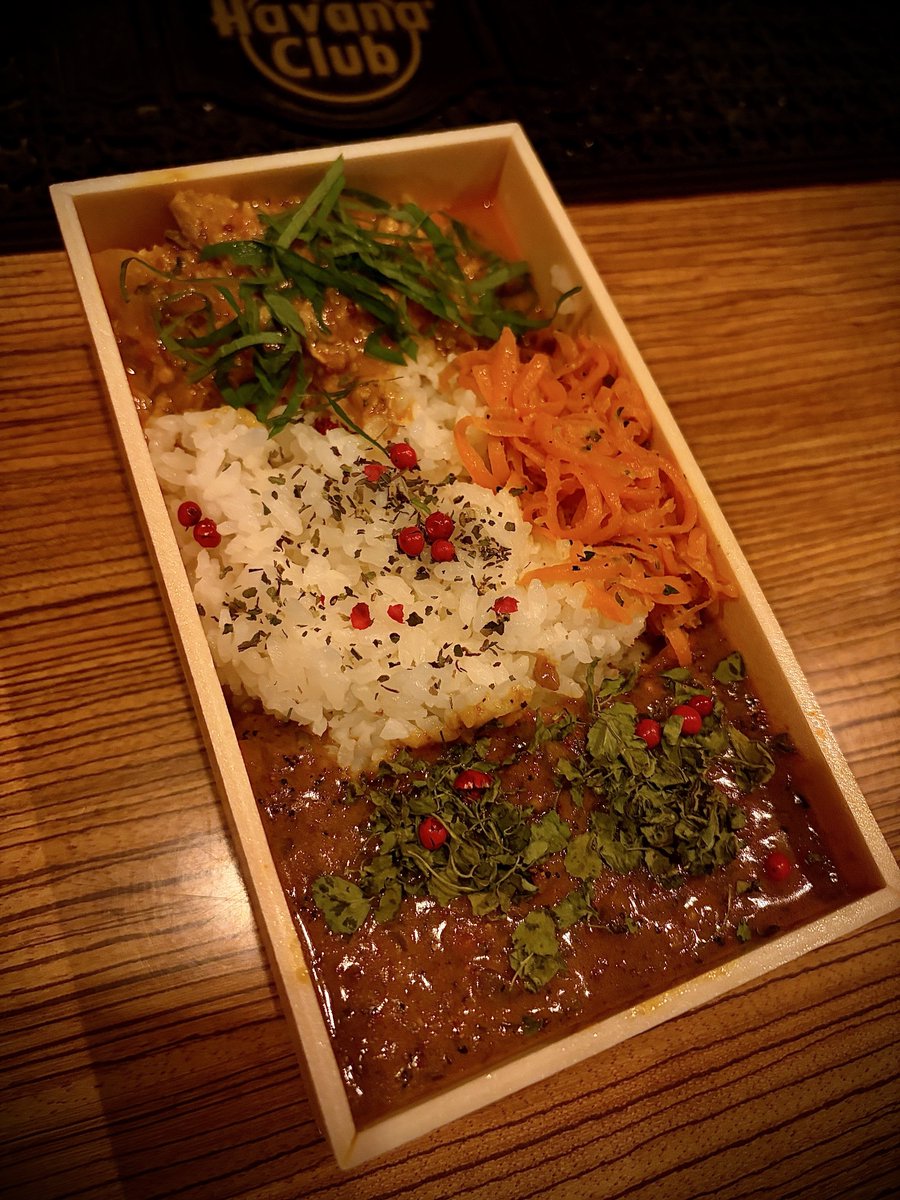 kuma_root's tweet photo. トランスポーターとして運んだので食べていません…次回こそ🍛

こういうカレー弁当いいですね
美味しそう！

持ち込みの容器に入れていただきました https://t.co/wuM1Sl4poz