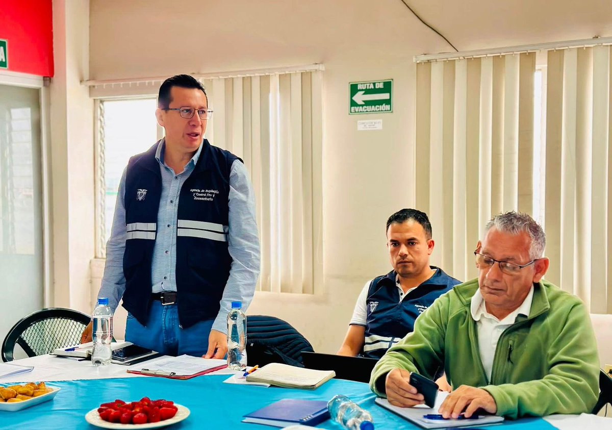 AgrocalidadEC's tweet photo. #Loja | 🌱 Junto a @AgriculturaEc, productores y actores de la cadena de producción de café se conformó la Mesa Técnica del Café y se establecieron acciones frente a Xylella fastidiosa para fortalecer vigilancia, prevención, control y seguimiento 🇪🇨. https://t.co/3dC4qiVlRD
