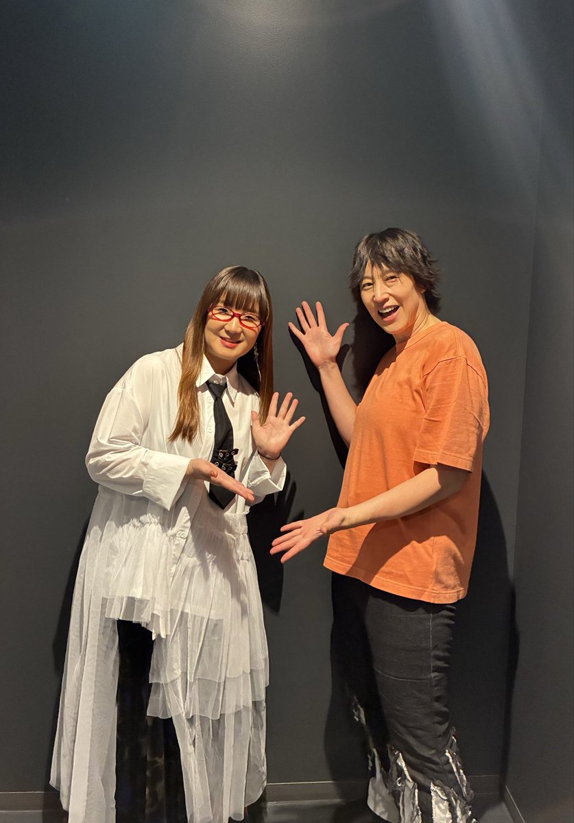 okuhanako's tweet photo. #テイルズフェス2026 終演後に声優の斎賀みつきさん、小野坂昌也さん、竹本英史さんと一緒に写真を撮っていただきました！みなさん優しくしてくださって有り難かったです。またいつかお会いできますように！
ファンの方から素敵なイラストもいただきました！ありがとうございました！

※なぜか写真アップできず一度削除してやり直しました。ごめんなさい💦
#奥華子　#テイフェス2026
#テイフェス2026_day1