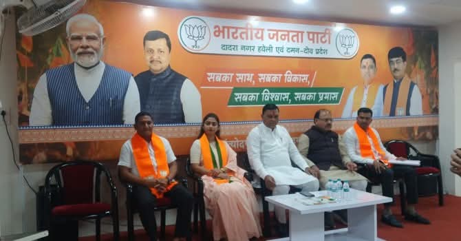iammonusharma69's tweet photo. SIR को सफल बनाने का संकल्प।
आज सिलवासा के अटल भवन में आयोजित बैठक एवं कार्यशाला में भगवान दास जी ने सभी कार्यकर्ताओं का मार्गदर्शन किया। #SIR @mahesh_agaria @BJP4India @ArunSinghbjp @majidladhani1 @BJPDNH @Dwarikanat57907 #dama https://t.co/xfuSCXYazJ