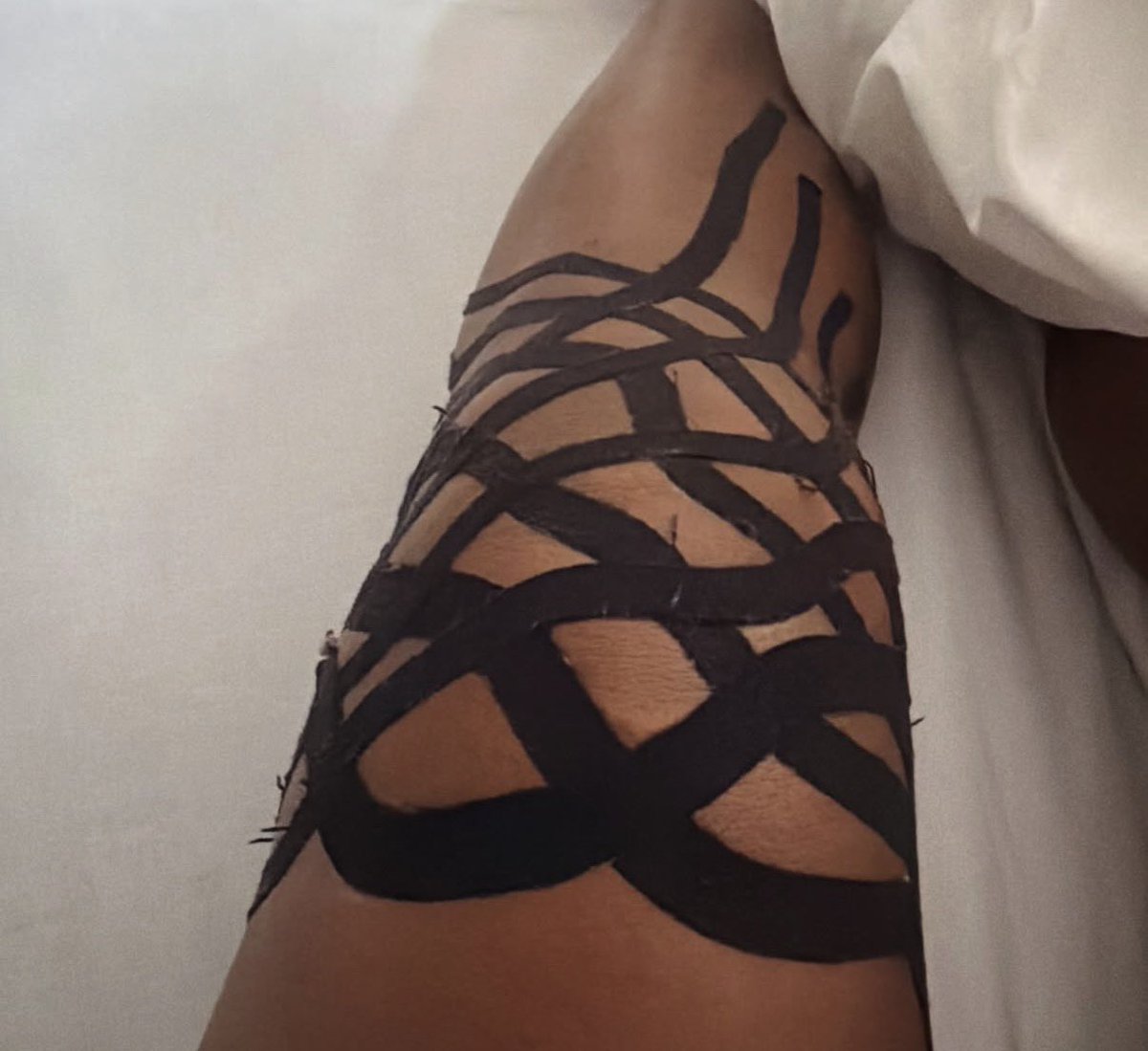 malika_andrews's tweet photo. Breaking: Serena Williams has announced she has withdrawn from her doubles match that was scheduled for later today with her sister Venus. On social media, she wrote her knee “isn’t ready to compete.” She posted photos of syringes of fluid she said was drained from her knee after her singles match on Tuesday, and her knee heavily wrapped.