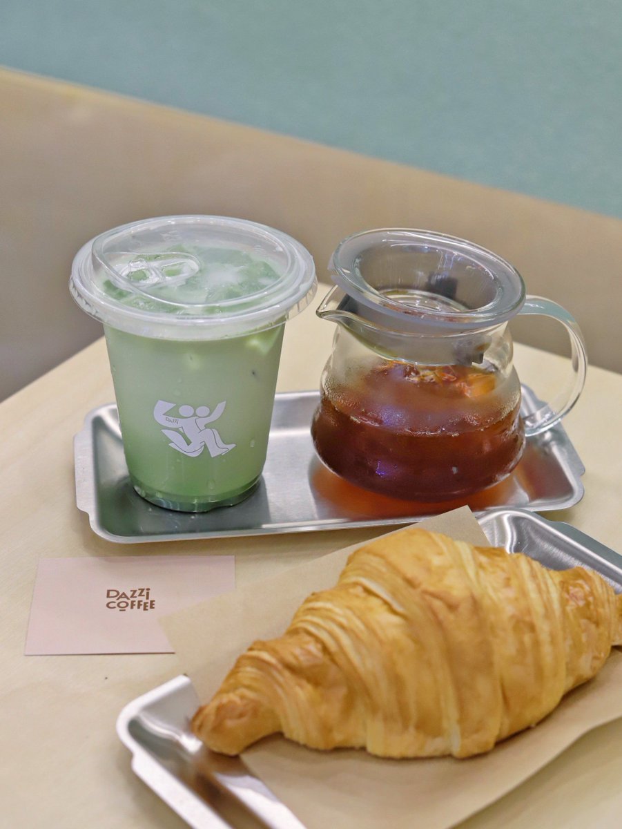 Ergoo18's tweet photo. Whip up a 5-minute iced matcha latte at home! Whisk matcha powder + hot water, add ice, top with oat milk – creamy, refreshing, way cheaper than café versions! https://t.co/diS4bRCETu