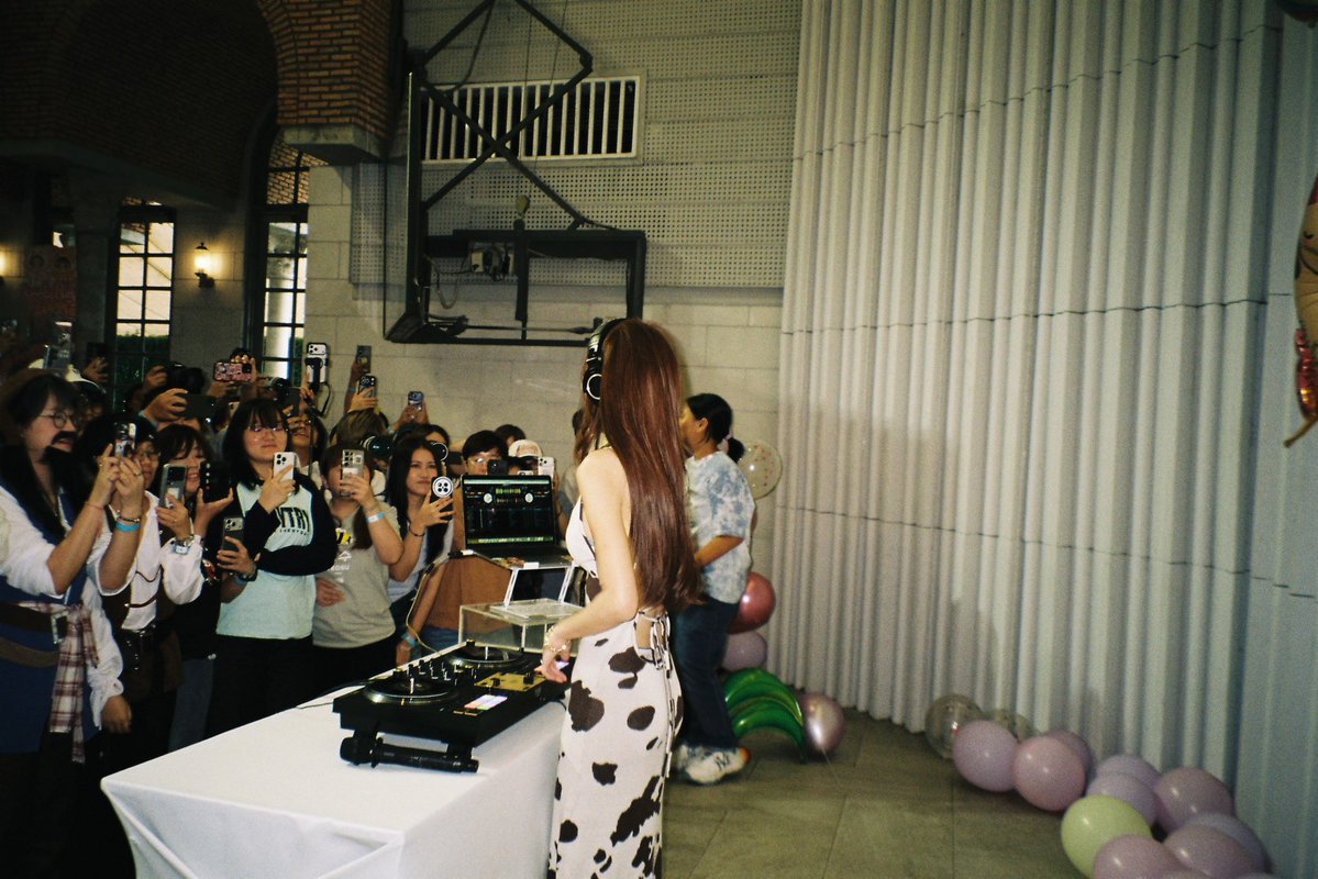 mimudotp's tweet photo. เริ่มจากการได้เครื่องเล่นเครื่องแรกในชีวิตมาเป็นของขวัญ แอมมิเรย์(จากพี่บีฮาย) พอเราได้เครื่องมา เราอ่านจดหมาย เรานั่งคิดเราก็นั่งมองทุกวันเลย จนตัดสินใจไปเรียนเพื่อให้เป็น hobby เล็กๆสรุปว่า มิ้มตกหลุมรักการดีเจซะแล้วล่ะ จากที่ฟังบ่อยๆในยูทูป กลายมาเป็นคนที่เล่นดีใจในวันที่มีความสุขมากๆ หรือเครียดก็มาเล่น จนการเล่นดีเจกลายเป็นอีกอย่างที่เรารักมากๆ จากวันที่มีแค่เครื่องเล่นเดียว กลายเป็นยาจกที่มีของเล่นเต็มบ้านเลยย มินิสตูดิโอที่ภูมิใจมากๆ

วันนี้ภูมิใจในตัวเองมากๆเลย อยากลูบหัวตัวเอง แกทำได้แล้วอะ เสตจแรกที่คนดูทุกคนรักแก ทุกคนยิ้มไปกับแก แกเก่งว่ะมิ้ม🌞✨บอกว่าแม้ว่าจะมีปัญหาหน้างานให้ต้องแก้ไข เราดีใจที่เราทำได้แล้ว เย่~

(ที่จริงลังเลจนเกือบจะวันนี้ ว่าจะเล่นดีไหม ทั้งกลัวแล้วก็อยากท้าทายตัวเอง🤓)

AMMIREY WITH MIM 26 BIRTHDAY
#Mimu26thbirthday 
#Mimpanthita