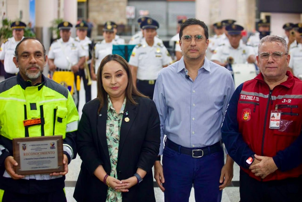 CancilleriaEc's tweet photo. ¡Gracias por su entrega y compromiso! 🇪🇨🤝🇻🇪

El canciller @robertokuryec recibió en Guayaquil a la delegación del Cuerpo de Bomberos de Guayaquil USAR ECU-11, que regresó al país luego de participar en las labores de ayuda humanitaria para atender a las personas afectadas por el sismo que sacudió a Venezuela la semana pasada.

Durante el encuentro, el Canciller reconoció su valentía y vocación de servicio, y destacó que Ecuador actuó desde el primer momento para enviar ayuda humanitaria, coordinar acciones de asistencia y brindar apoyo a nuestros compatriotas residentes en ese país.
