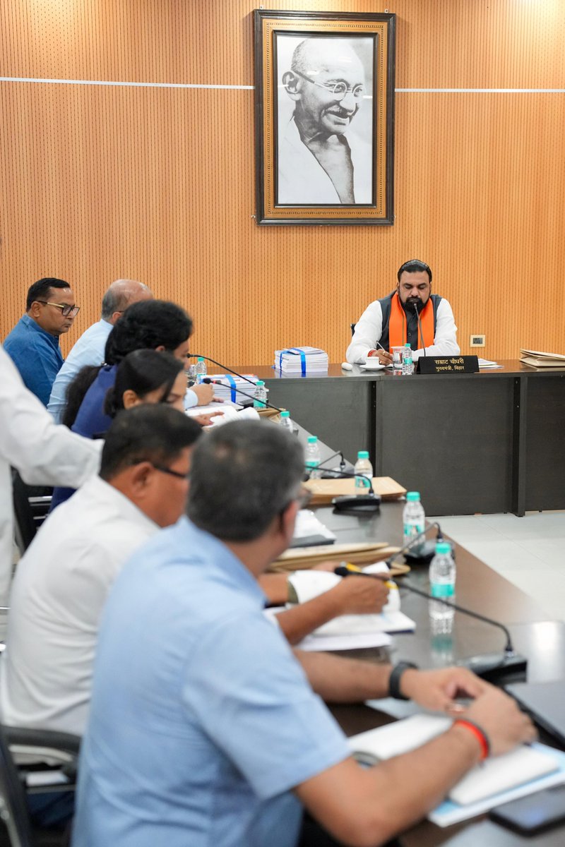 samrat4bjp's tweet photo. लोकसेवक आवास पर आयोजित उच्चस्तरीय समीक्षा बैठक में राज्य के समग्र, संतुलित एवं पारदर्शी विकास को लेकर कई महत्वपूर्ण निर्देश दिए।

• केन्द्र सरकार के नीति आयोग की तर्ज पर बिहार में भी राज्य नीति आयोग का गठन किया जाएगा, जो दीर्घकालिक विकास की दिशा तय करेगा।

• जनप्रतिनिधियों की योजनाओं के प्रभावी संचालन, पारदर्शिता एवं सतत अनुश्रवण के लिए विधायकों एवं विधान परिषद् सदस्यों हेतु एक समर्पित ऑनलाइन पोर्टल विकसित किया जाएगा।

• विकास योजनाओं के क्रियान्वयन में गुणवत्ता, पारदर्शिता एवं समयबद्धता को सर्वोच्च प्राथमिकता दी जाए।

• यह सुनिश्चित किया जाए कि सरकार की सभी योजनाओं का लाभ समाज के अंतिम व्यक्ति तक पहुँचे, जिसके लिए सतत निगरानी एवं समन्वित प्रयास किए जाएँ।

• राज्य के आकांक्षी जिलों सहित सभी जिलों के समग्र एवं संतुलित विकास के लिए उनकी स्थानीय आवश्यकताओं, संसाधनों एवं संभावनाओं के अनुरूप व्यापक कार्ययोजना तैयार की जाए।

• प्रत्येक जिले की स्वतंत्र बजट योजना तैयार की जाए, ताकि स्थानीय आवश्यकताओं एवं विकास की प्राथमिकताओं के अनुसार संसाधनों का प्रभावी उपयोग सुनिश्चित हो सके।

#विकसित_भारत #समृद्ध_बिहार #NDA4Bihar