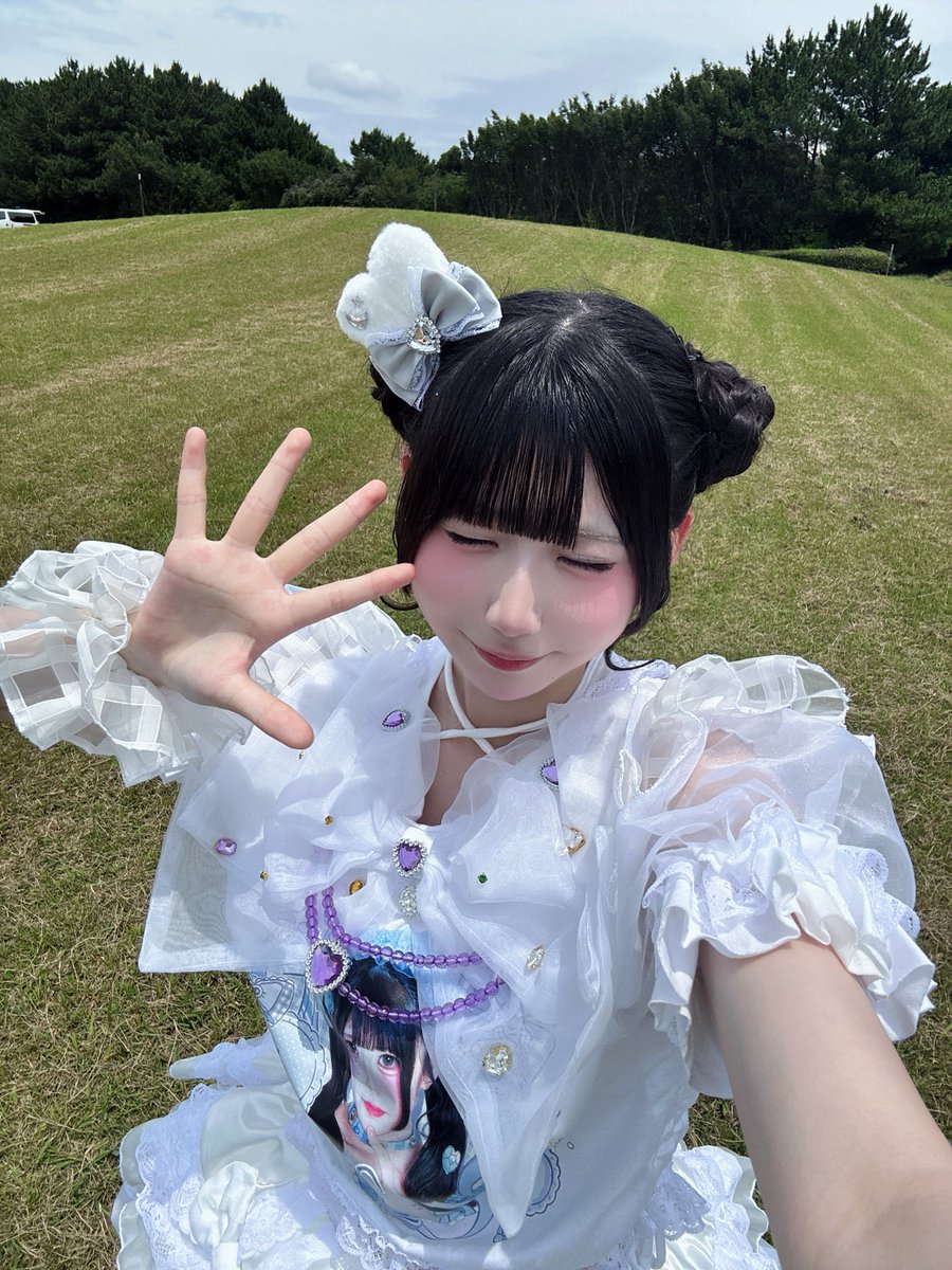 iON__kuria_'s tweet photo. 本日は『超NATSUZOME2026 DAY1』ありがとうございました！

初の夏染め心臓ばくばくで、気合い入れて1時間かけてあんまりしないツインお団子をしてみたよ♩
好評でうれしい！🙂‍↕️
夏ステージはサイクロン、ヨクバリ、カラフル、アイスタで、くりあさんがお歌頑張りたい曲勢揃いで頑張ったんだー！！
どうだったかな💭
超ステージは見たことあるステージだ！！！ってなってて超興奮しながらステージに立ってて、そよ風が吹いてたのもあって疲れが一切感じないくらい気持ちいいライブで幸せだった....
iON!の為に足を運んでくれた人、これをきっかけにiON!を知ってくれた人、本当にありがとうございます！
ライブ、特典会共に反省する部分も沢山あったから明日もがんばるよー！
2日目もよろしくね🤍