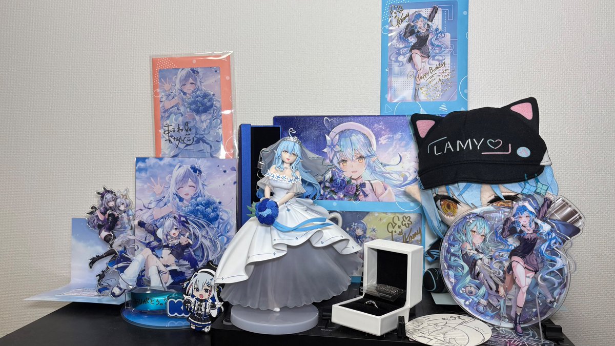 leonemx's tweet photo. 誕生日にタツ君からラミィちゃんのウェディングフィギュアを頂きました！ありがとうございます！早速中央に飾りました♪ https://t.co/E9XxZuIin2