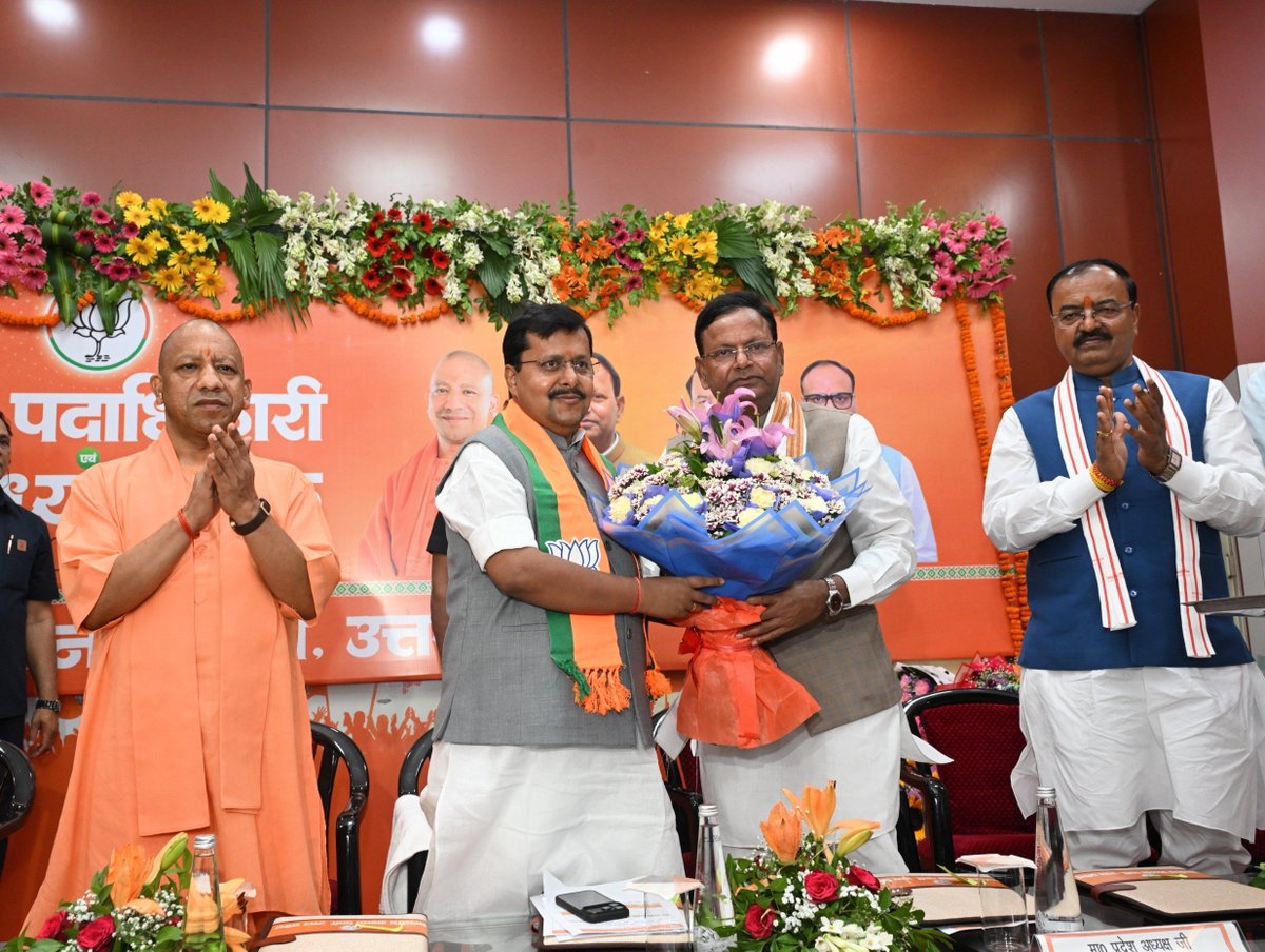 BJP4India's tweet photo. भाजपा राष्ट्रीय अध्यक्ष श्री @NitinNabin ने आज उत्तर प्रदेश प्रवास के दौरान लखनऊ में नवनियुक्त प्रदेश पदाधिकारियों एवं जिला अध्यक्षों के साथ आयोजित बैठक में मुख्यमंत्री श्री @myogiadityanath और प्रदेश अध्यक्ष श्री पंकज चौधरी के साथ सहभागिता की। https://t.co/qHFjS5T7IJ
