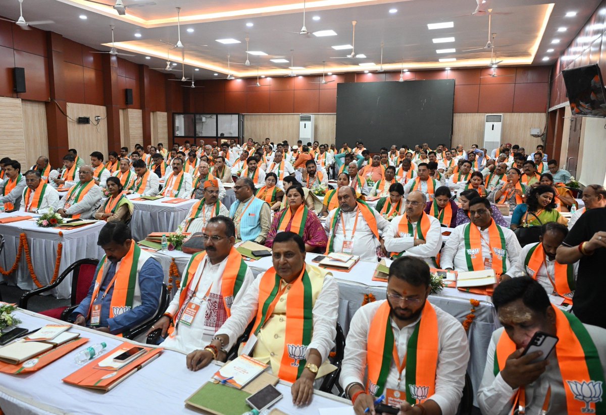 BJP4India's tweet photo. भाजपा राष्ट्रीय अध्यक्ष श्री @NitinNabin ने आज उत्तर प्रदेश प्रवास के दौरान लखनऊ में नवनियुक्त प्रदेश पदाधिकारियों एवं जिला अध्यक्षों के साथ आयोजित बैठक में मुख्यमंत्री श्री @myogiadityanath और प्रदेश अध्यक्ष श्री पंकज चौधरी के साथ सहभागिता की। https://t.co/qHFjS5T7IJ